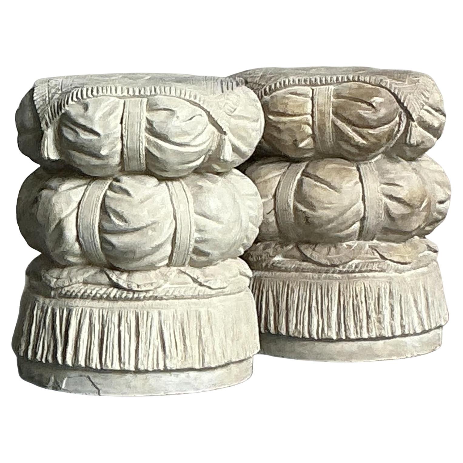Tabourets bas en plâtre moulé touffeté Vintage Regency - une paire en vente