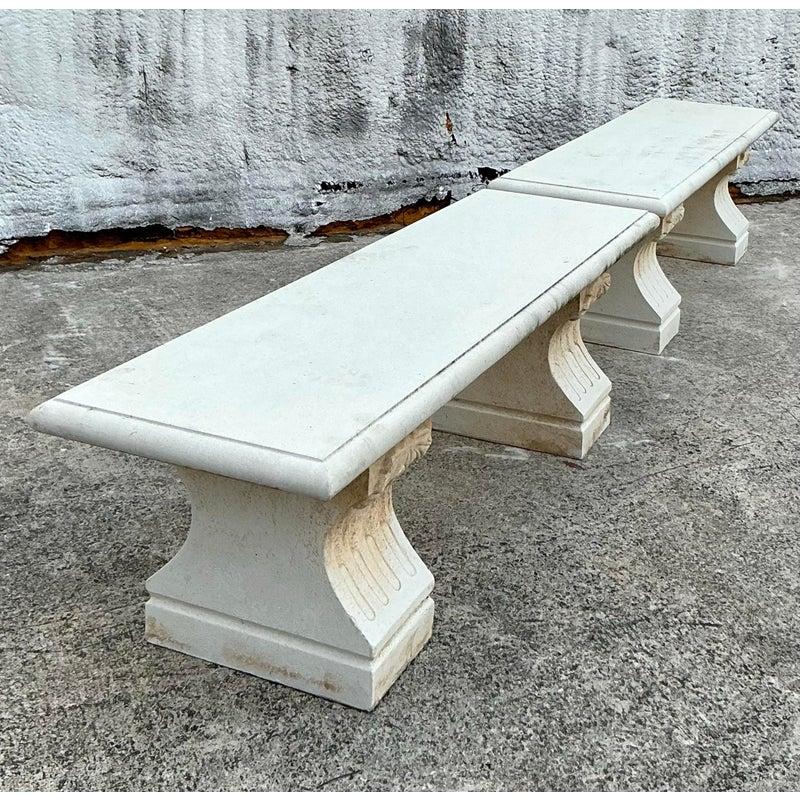 Eleva il tuo spazio esterno o interno con questa splendida coppia di panchine da giardino in pietra fusa in stile Regency vintage. Caratterizzate da eleganti basi con piedistallo a volute e da un classico piano rettangolare, queste panche emanano