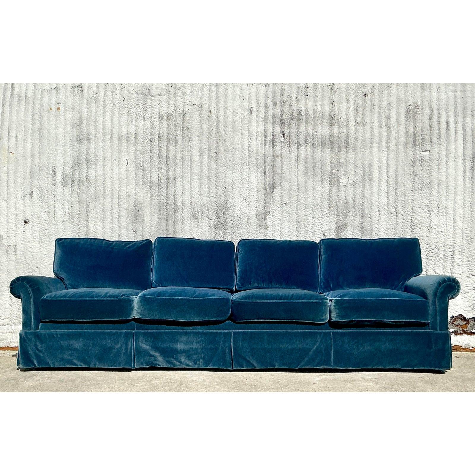 Hollywood Regency Long canapé Regency en velours céruléen vintage d'après Ferrell en vente