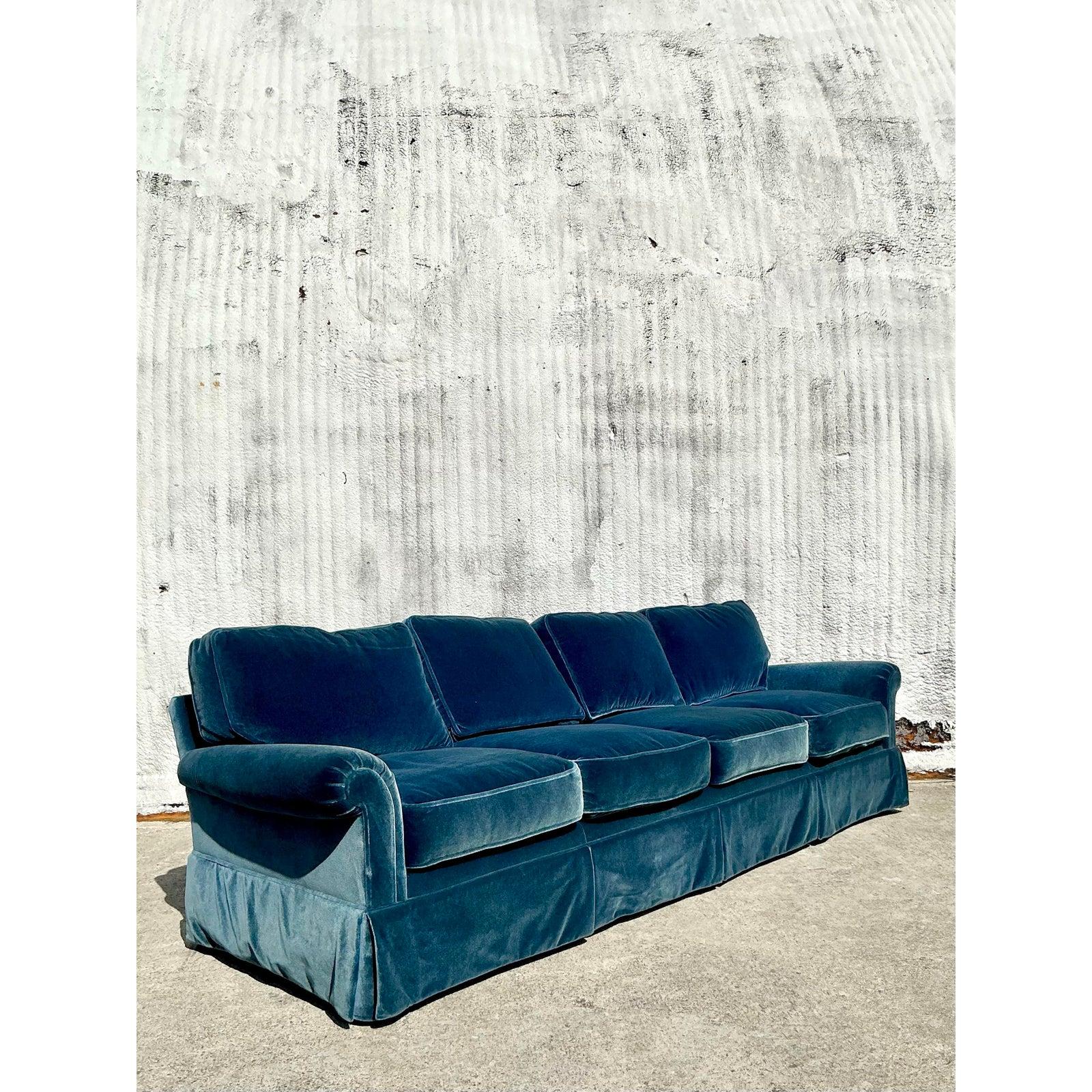 XXIe siècle et contemporain Long canapé Regency en velours céruléen vintage d'après Ferrell en vente