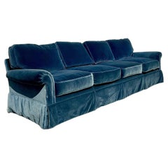 Langes Regency-Sofa aus Cerulean-Samt mit Daunen im Vintage-Stil nach Ferrell