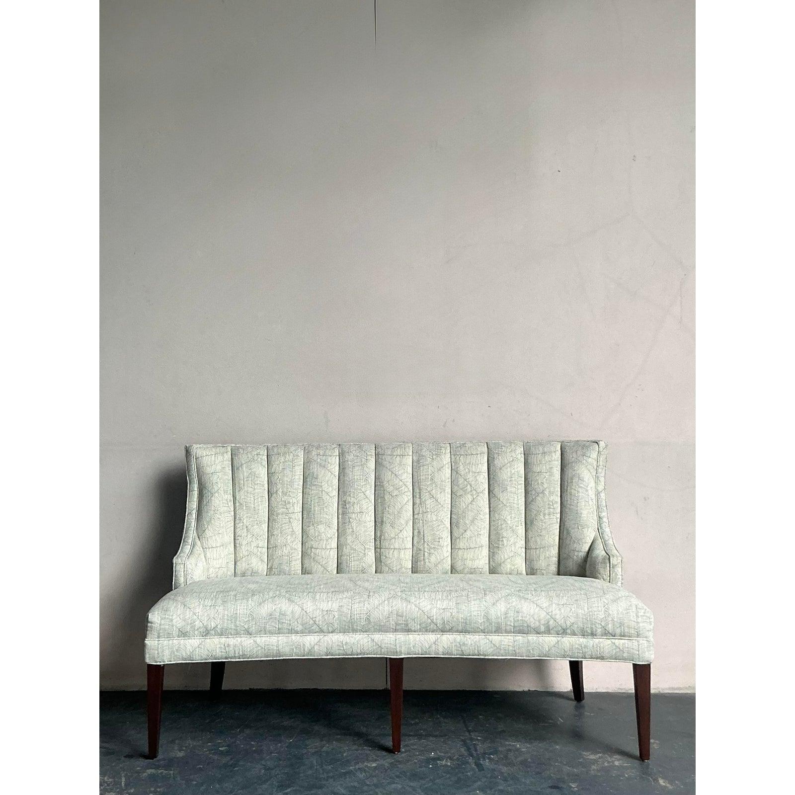 Vintage Regency Channel Tufted Settee In condizioni buone in vendita a West Palm Beach, FL