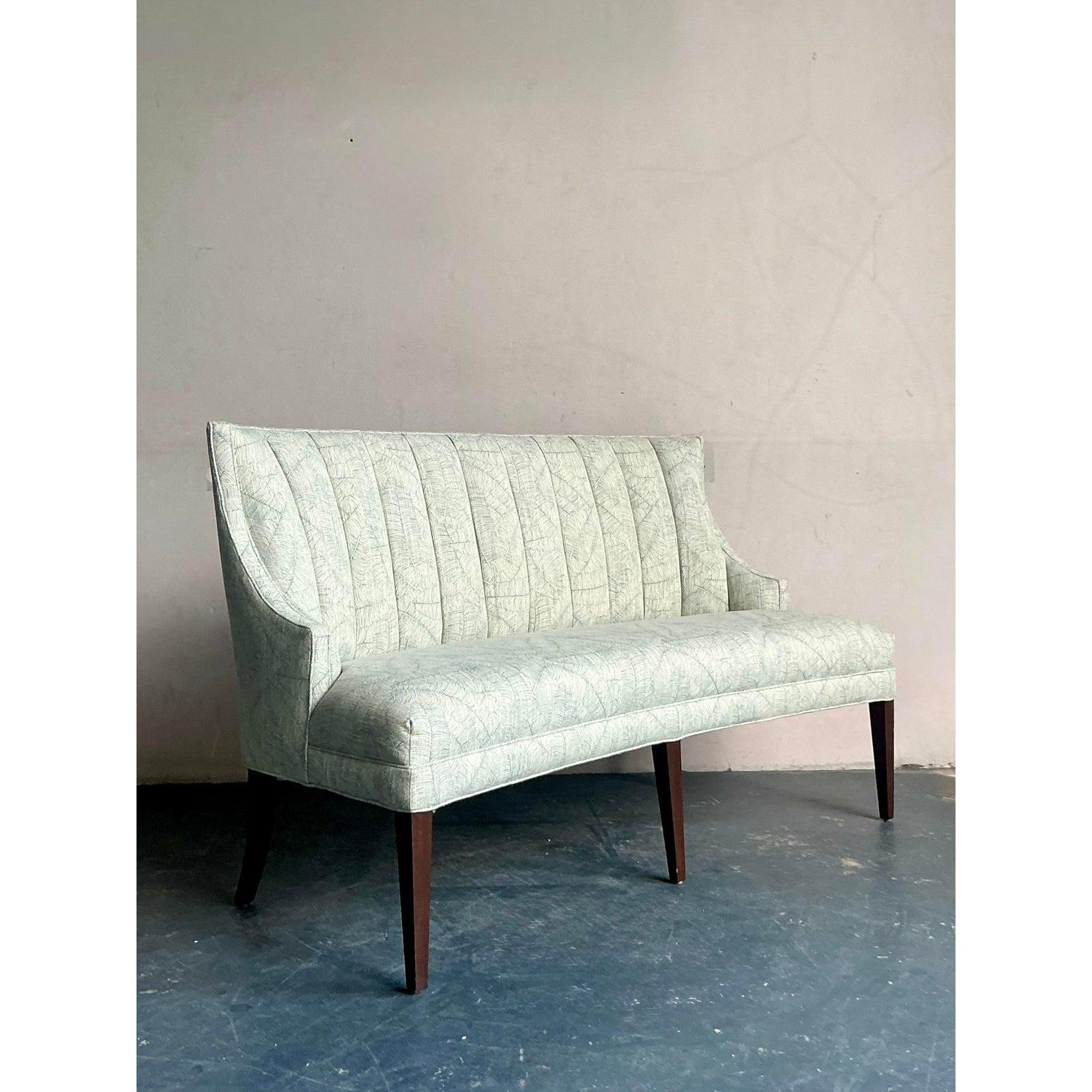 Tessuto Vintage Regency Channel Tufted Settee in vendita