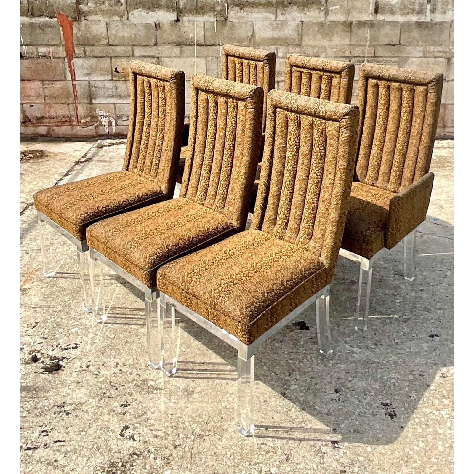 Fantastique ensemble de 6 chaises de salle à manger vintage Charles Hollis Jones. Le design iconique à haut dossier avec des pieds en acrylique et en chrome. Revêtement chic en python imprimé tufté. Super sexy. Acquis d'une propriété de Palm Beach.