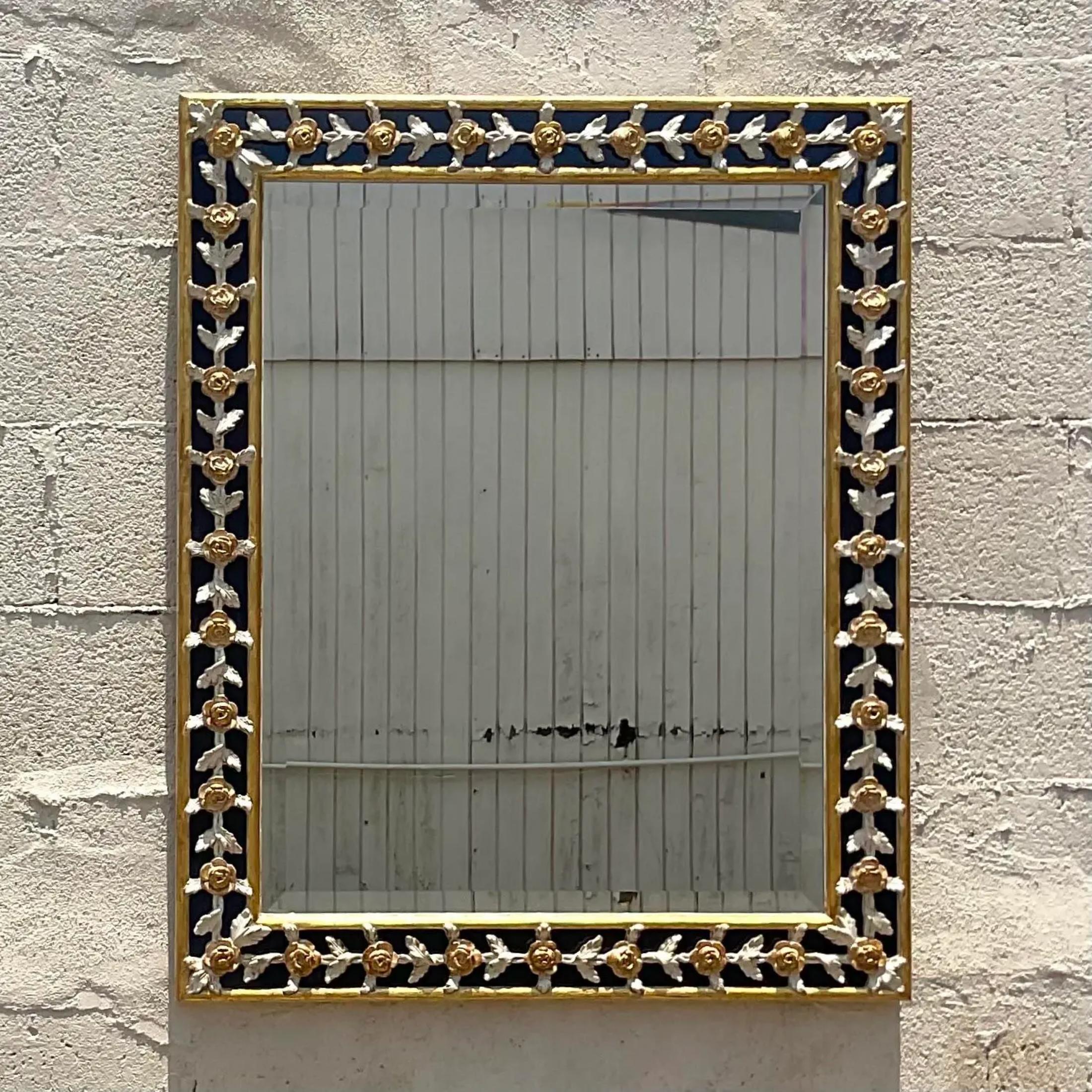 Un fantastique miroir mural Regency vintage. Fabriqué par le très convoité groupe Giovanni Chellini. Magnifique harpe sculptée avec des détails dorés. Acquis d'une succession de Palm Beach