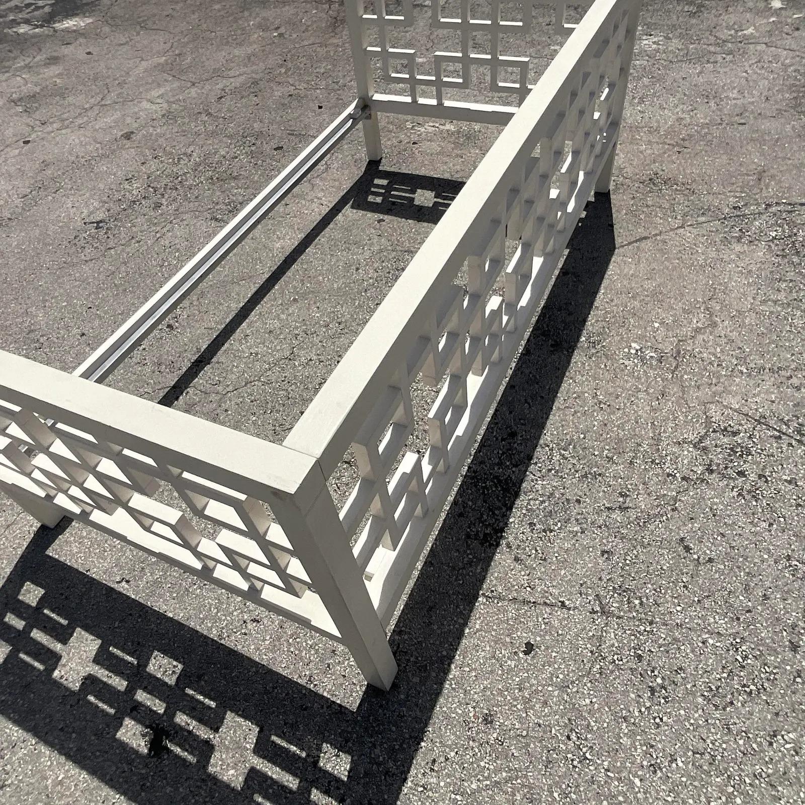 Vintage Regency Chinese Chippendale Twin Daybed Frame In Good Condition In west palm beach, FL