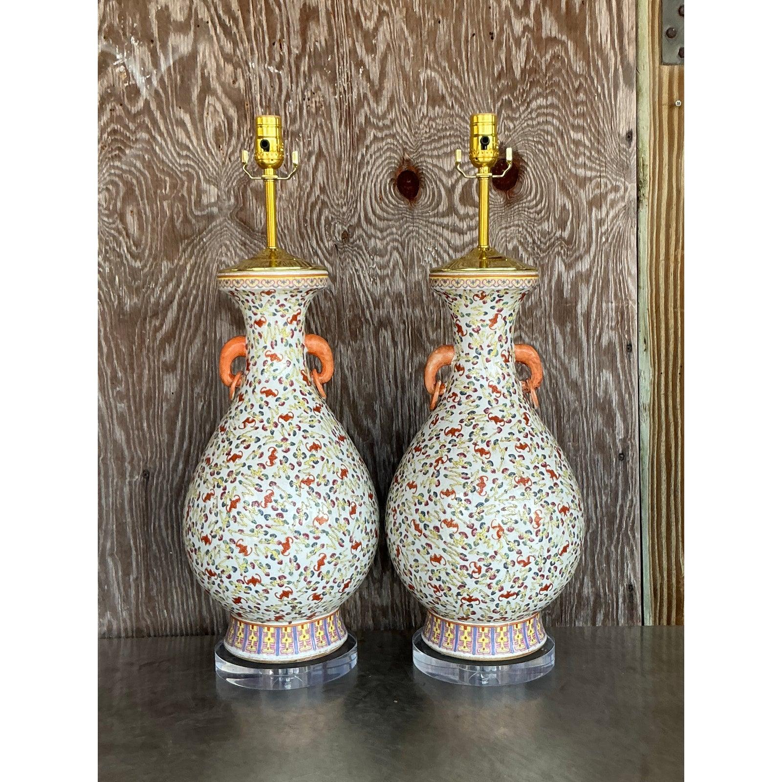 20ième siècle Paire de lampes florales flottantes en céramique de style Régence chinoiseries vintage en vente