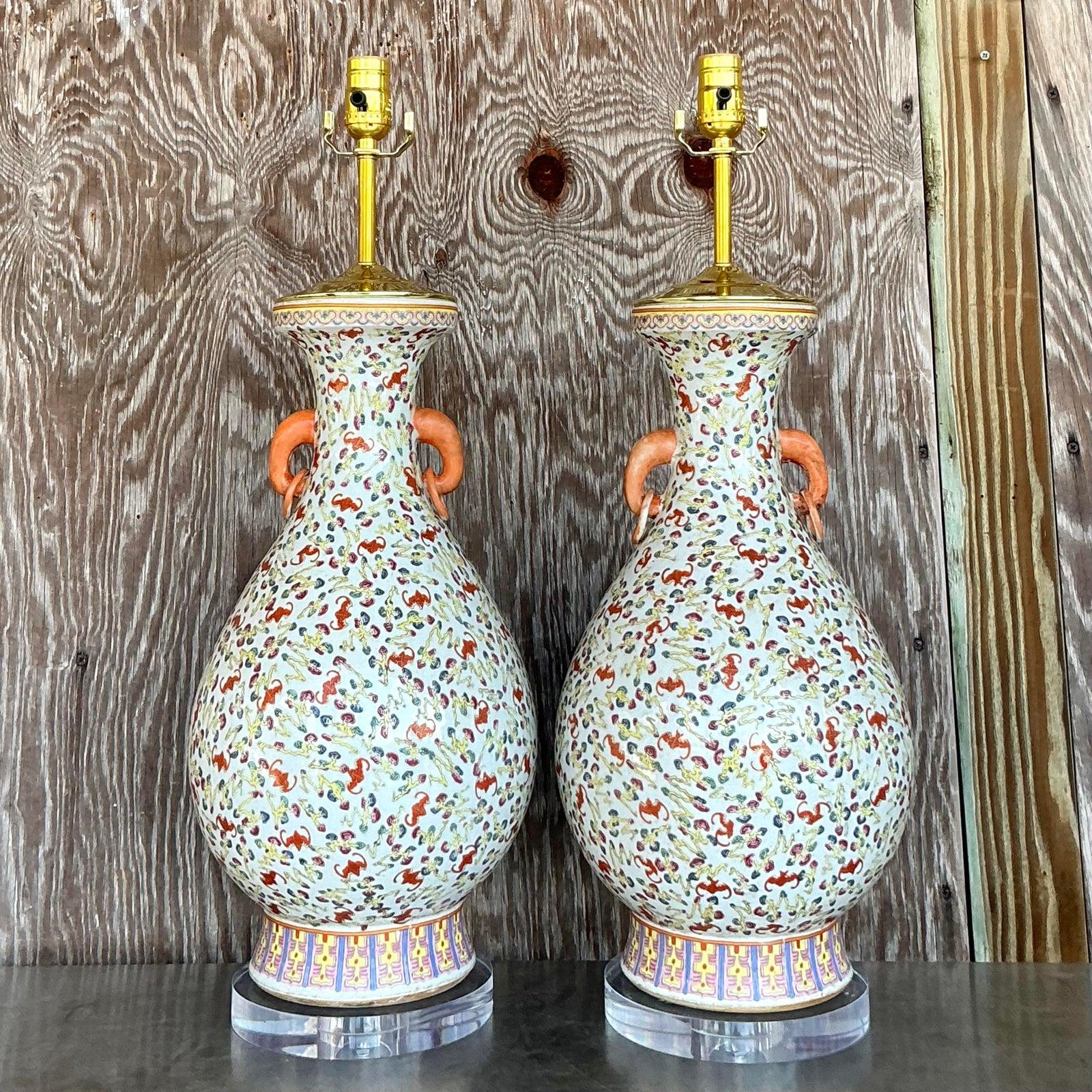 Laiton Paire de lampes florales flottantes en céramique de style Régence chinoiseries vintage en vente
