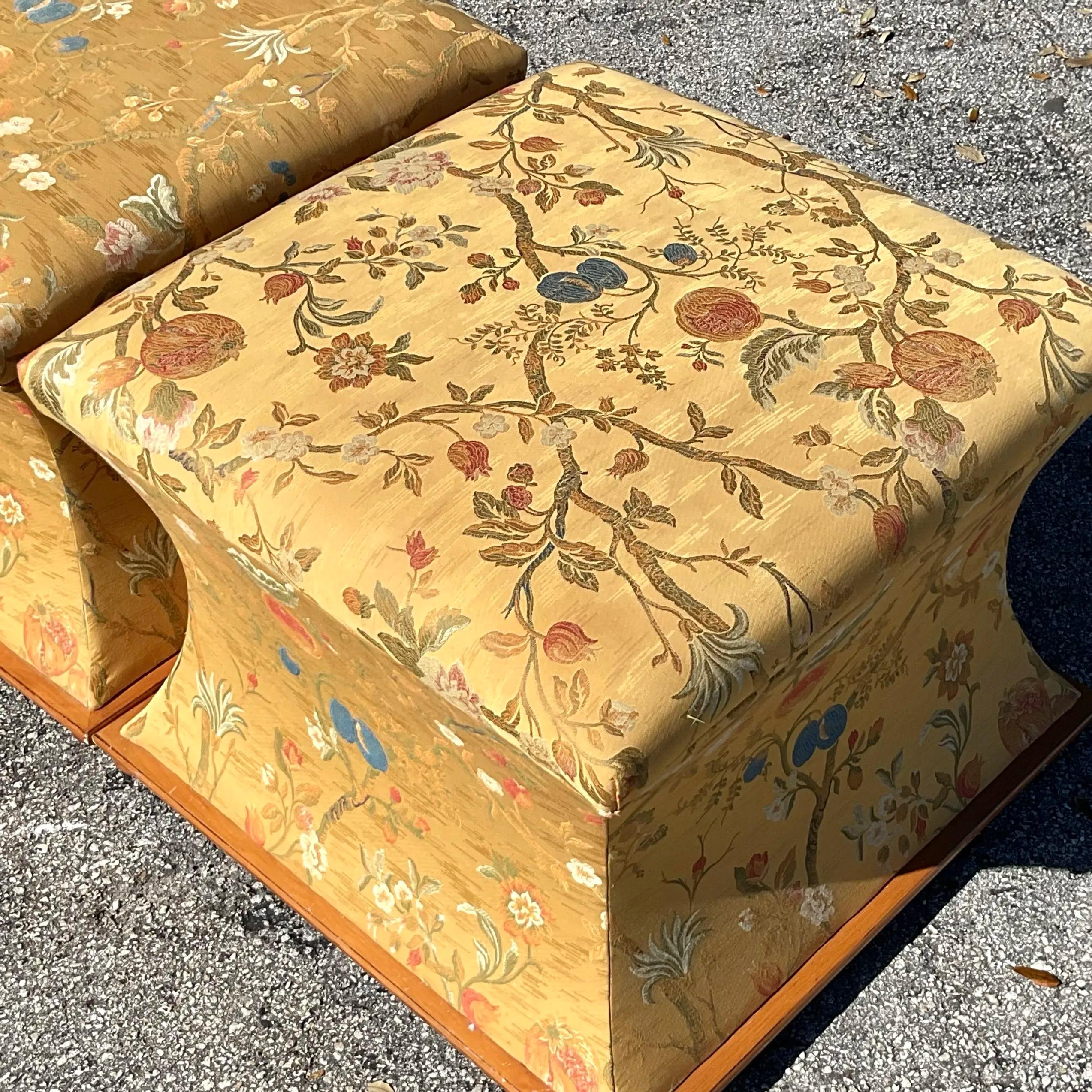 20ième siècle Paire d'ottomans vintage en jacquard de style Regency Chinoiserie en vente
