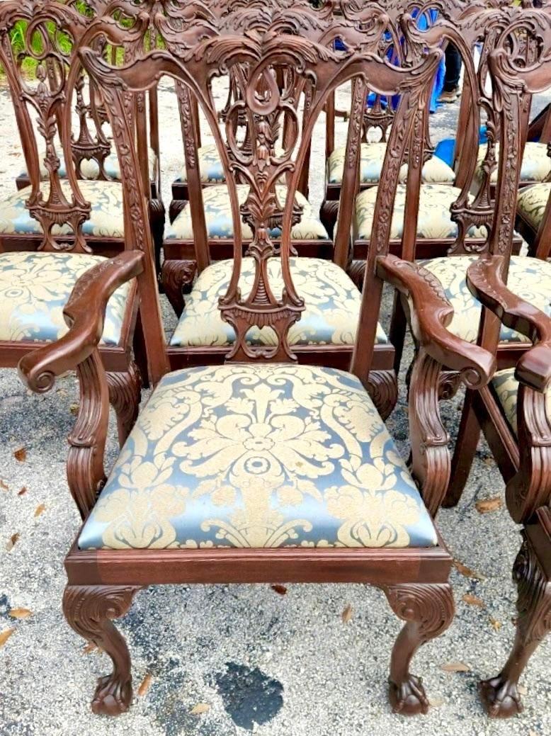 Eleva la tua esperienza culinaria con questo raffinato set di 16 sedie da pranzo Vintage Regency Chippendale. Caratterizzata dal classico artigianato americano, ogni sedia vanta intricati piedini a zampa di gallina e a sfera, dettagli elegantemente