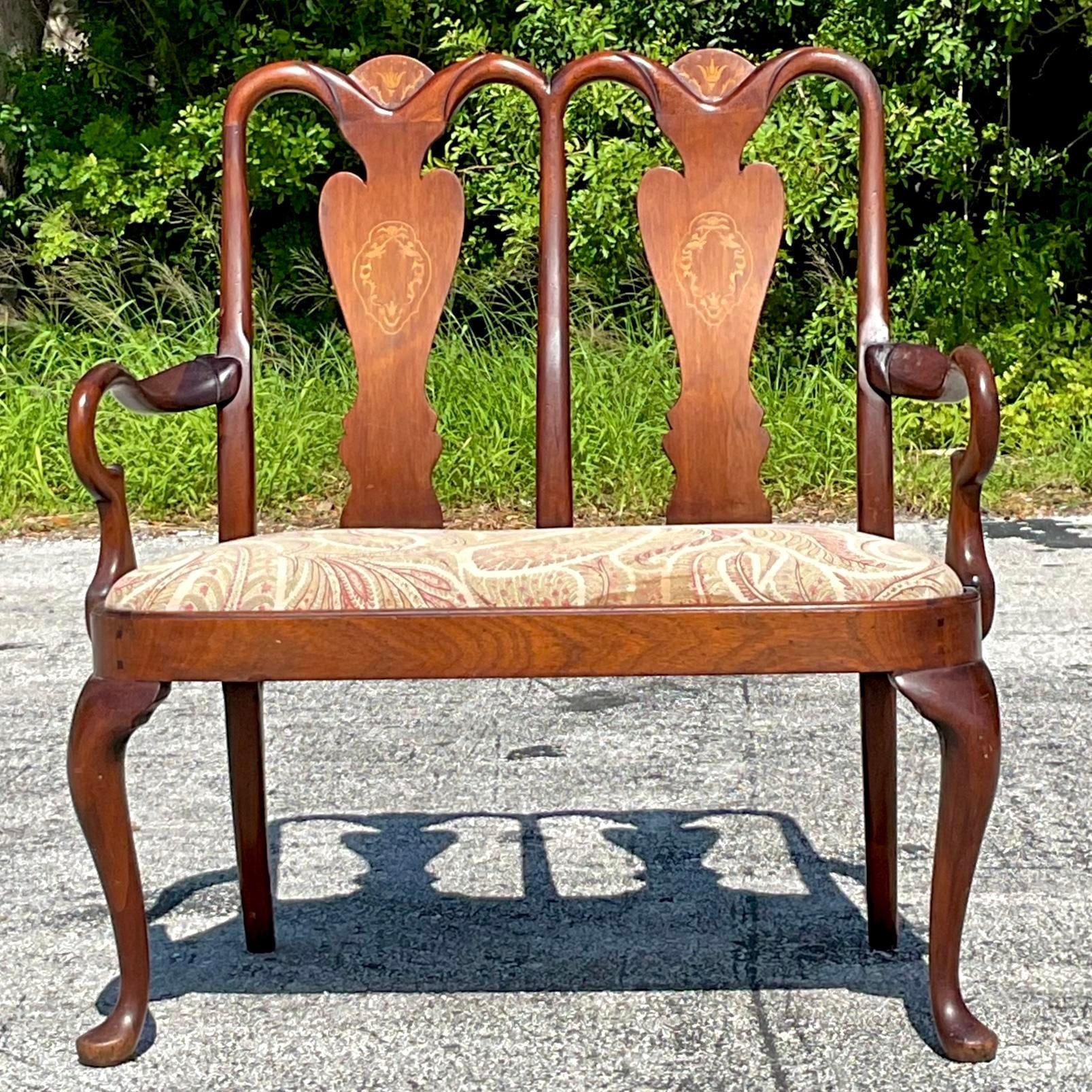 Questo squisito pezzo è caratterizzato da intarsi intricati e dal classico design Chippendale, che trasmette un'eleganza e una raffinatezza senza tempo. Perfetto per aggiungere un tocco di charme storico a qualsiasi stanza, questo divano è sia una