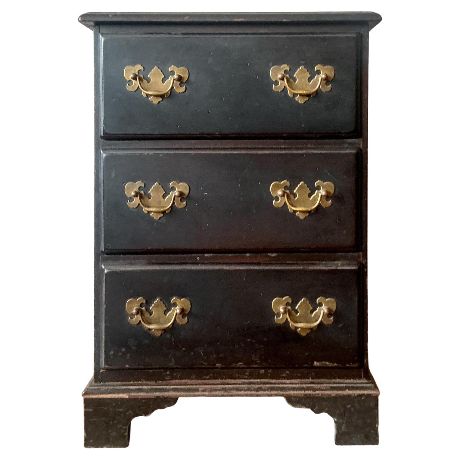 Vintage Regency Chippendale Petite Chest of Drawers en venta