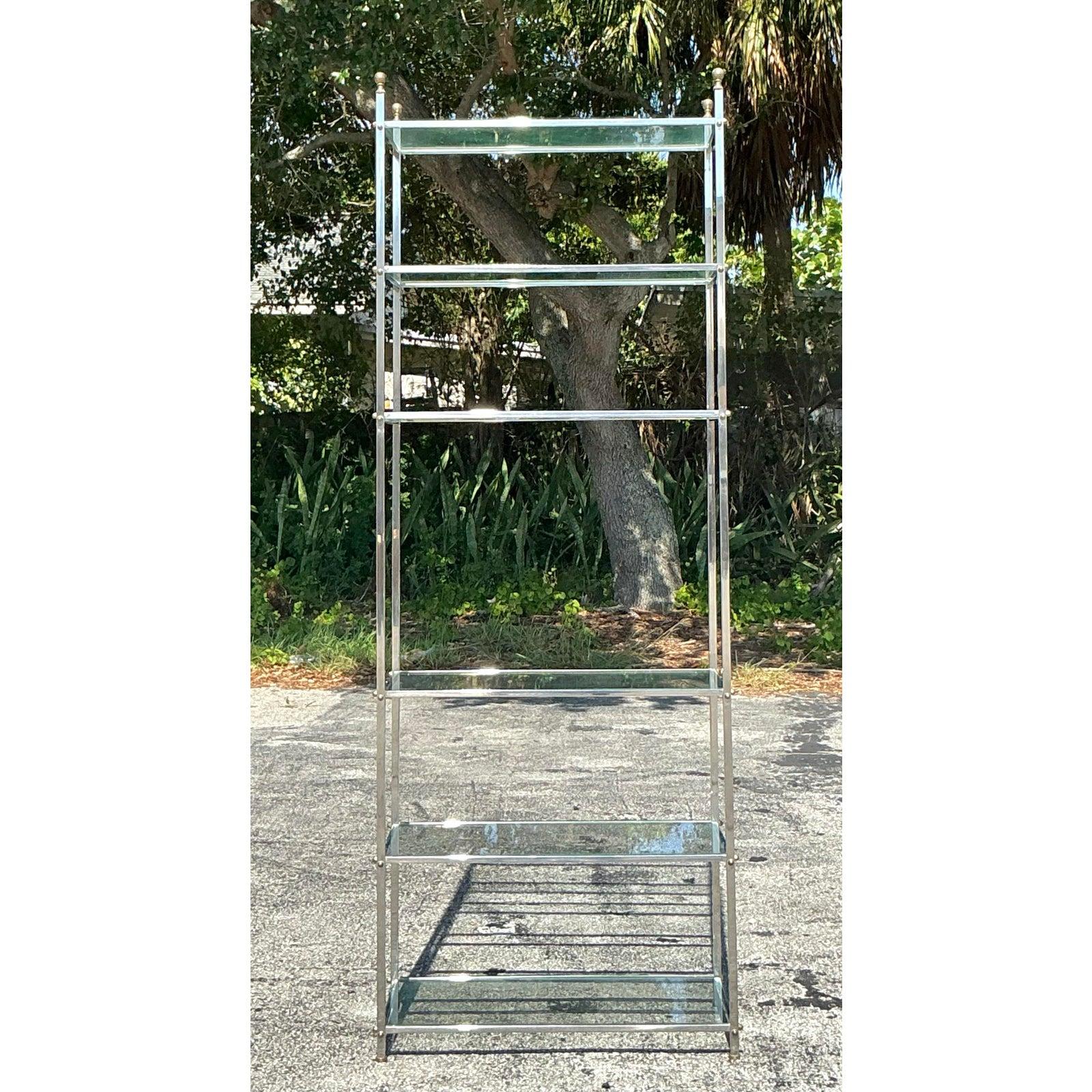 Hollywood Regency Étagère Regency vintage en chrome et laiton d'après la Maison Jansen en vente