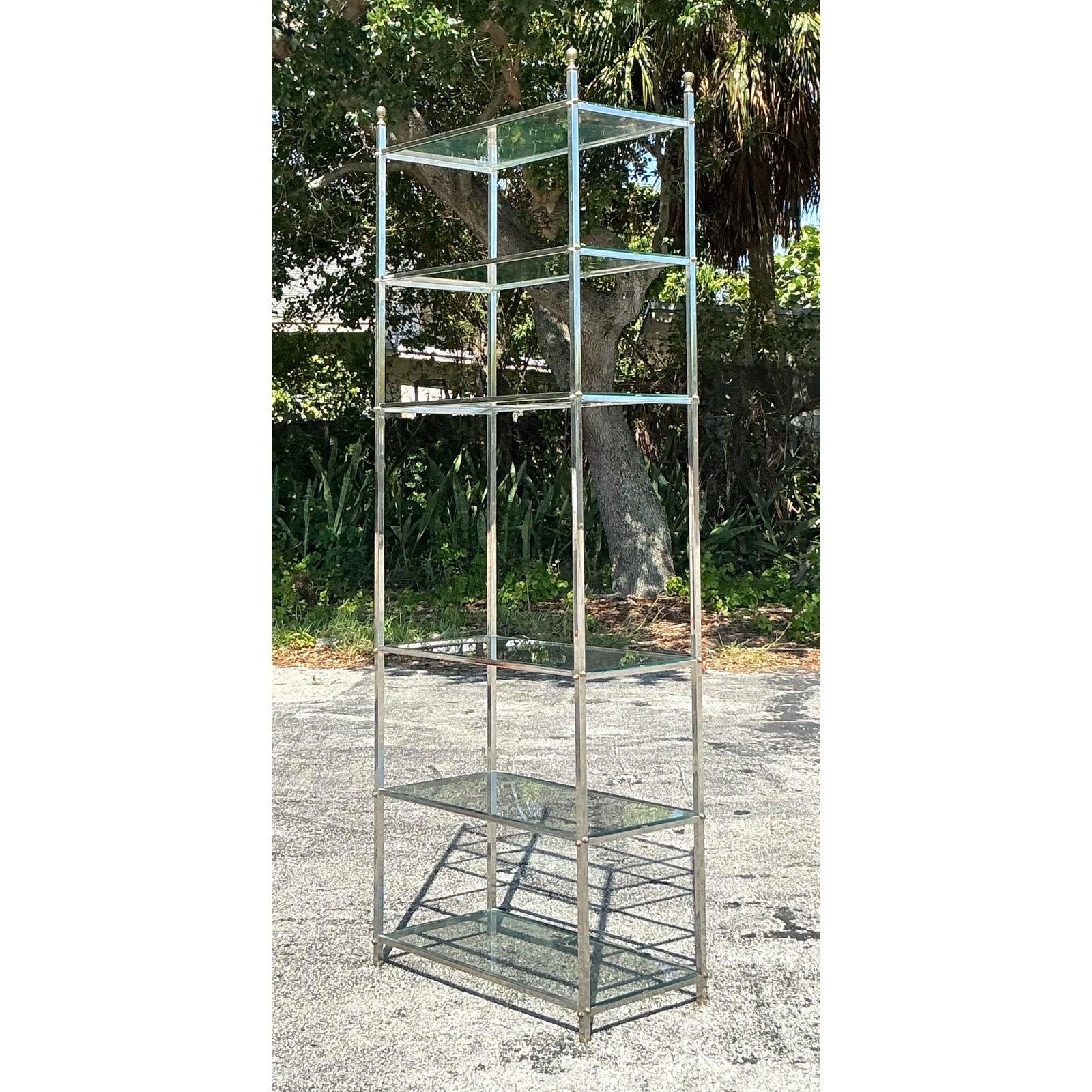 Étagère Regency vintage en chrome et laiton d'après la Maison Jansen Bon état - En vente à west palm beach, FL