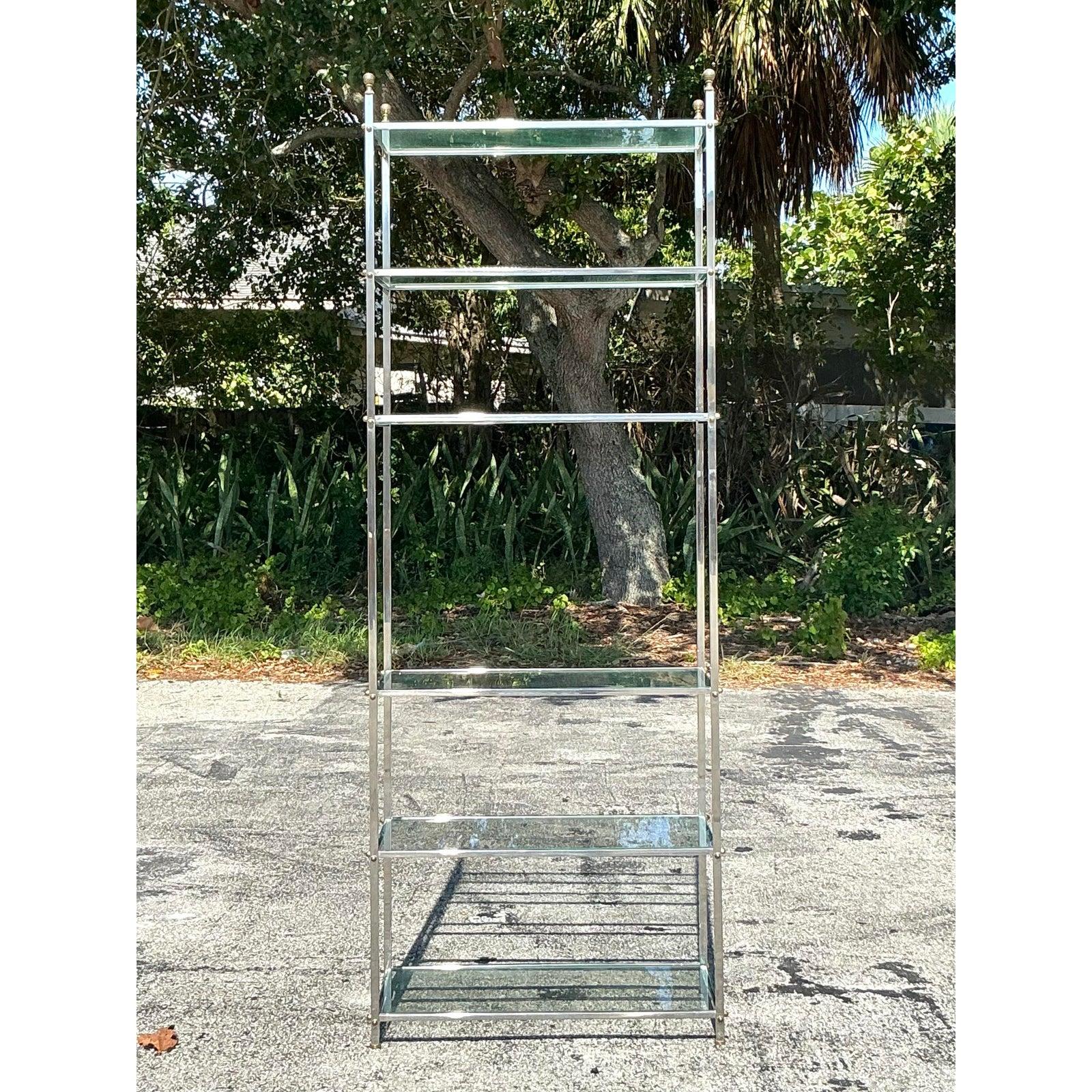 20ième siècle Étagère Regency vintage en chrome et laiton d'après la Maison Jansen en vente