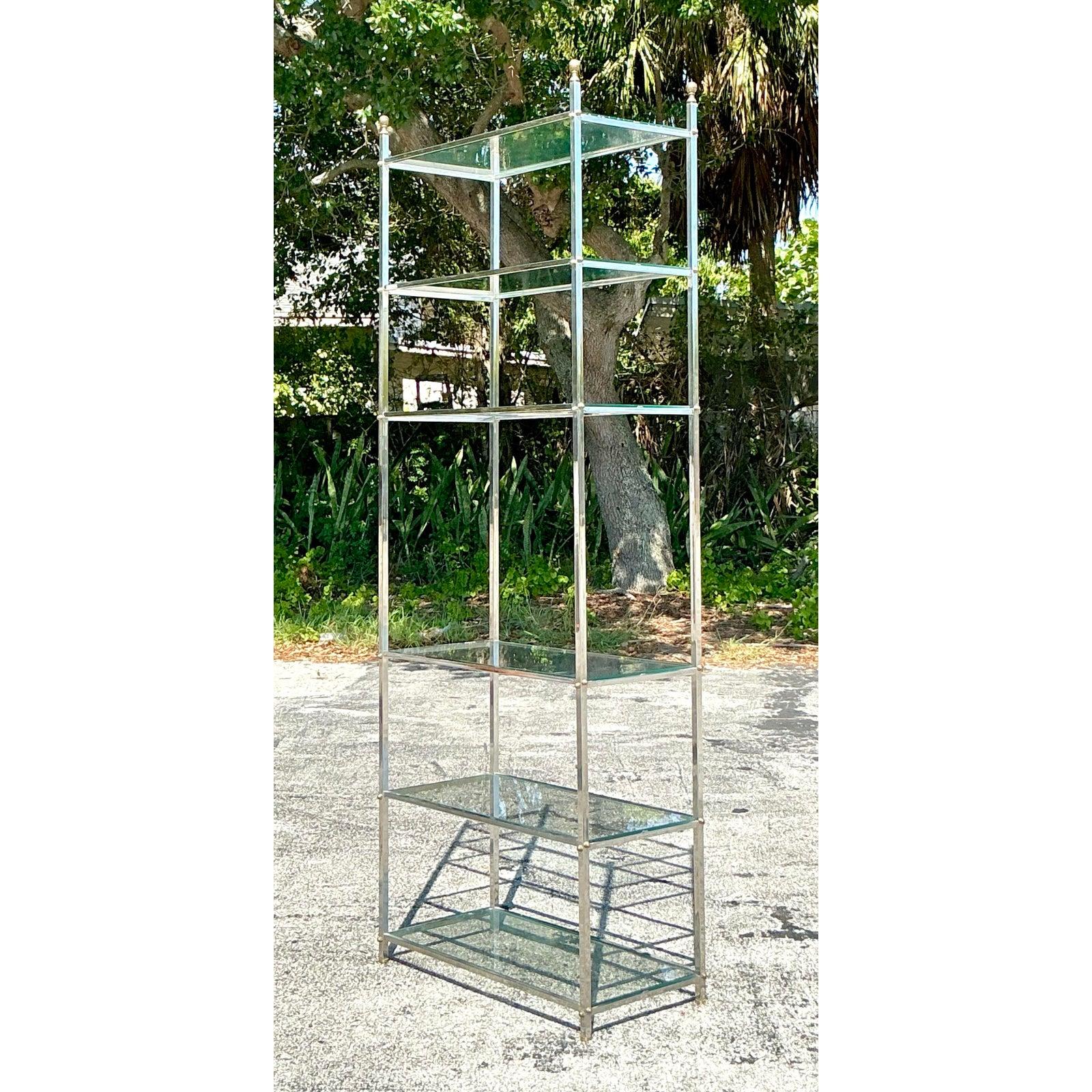 Étagère Regency vintage en chrome et laiton d'après la Maison Jansen en vente 1