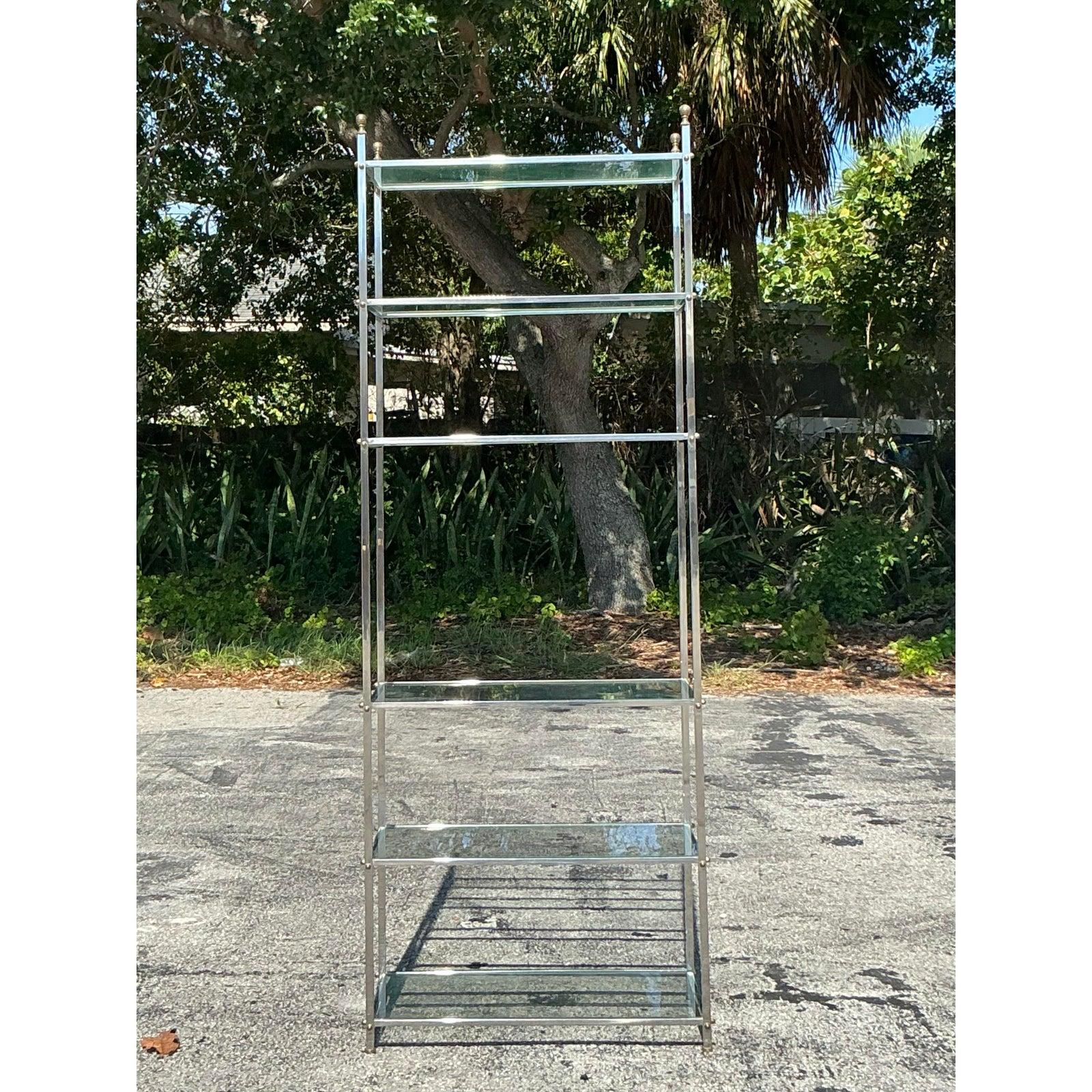 Étagère Regency vintage en chrome et laiton d'après la Maison Jansen en vente 2