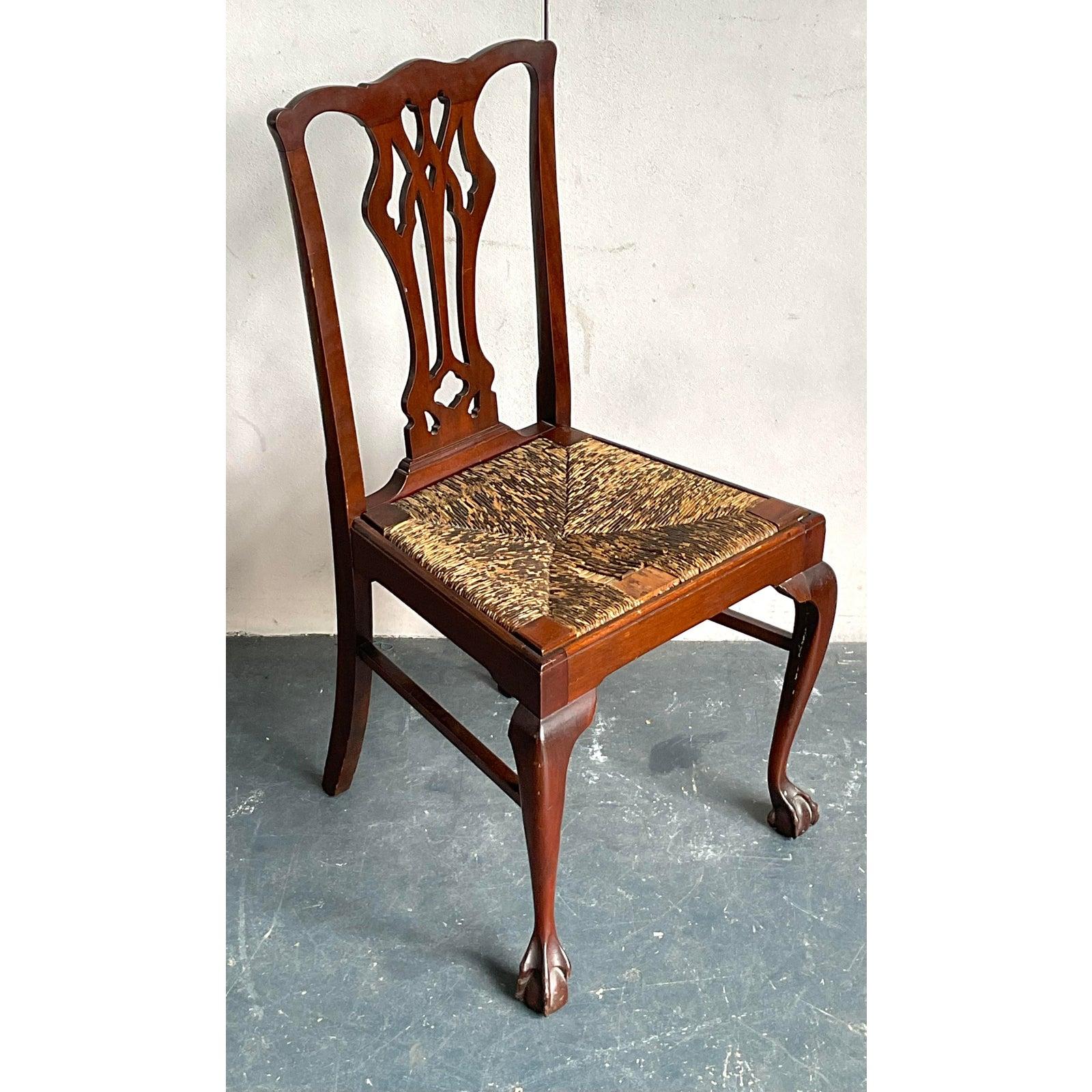 Remontez le temps avec cette élégante chaise d'appoint vintage, une pièce distinguée qui capture l'essence raffinée du design Regency, rehaussée par des détails traditionnels classiques. Cette chaise est dotée de pieds griffes et boules sculptés de