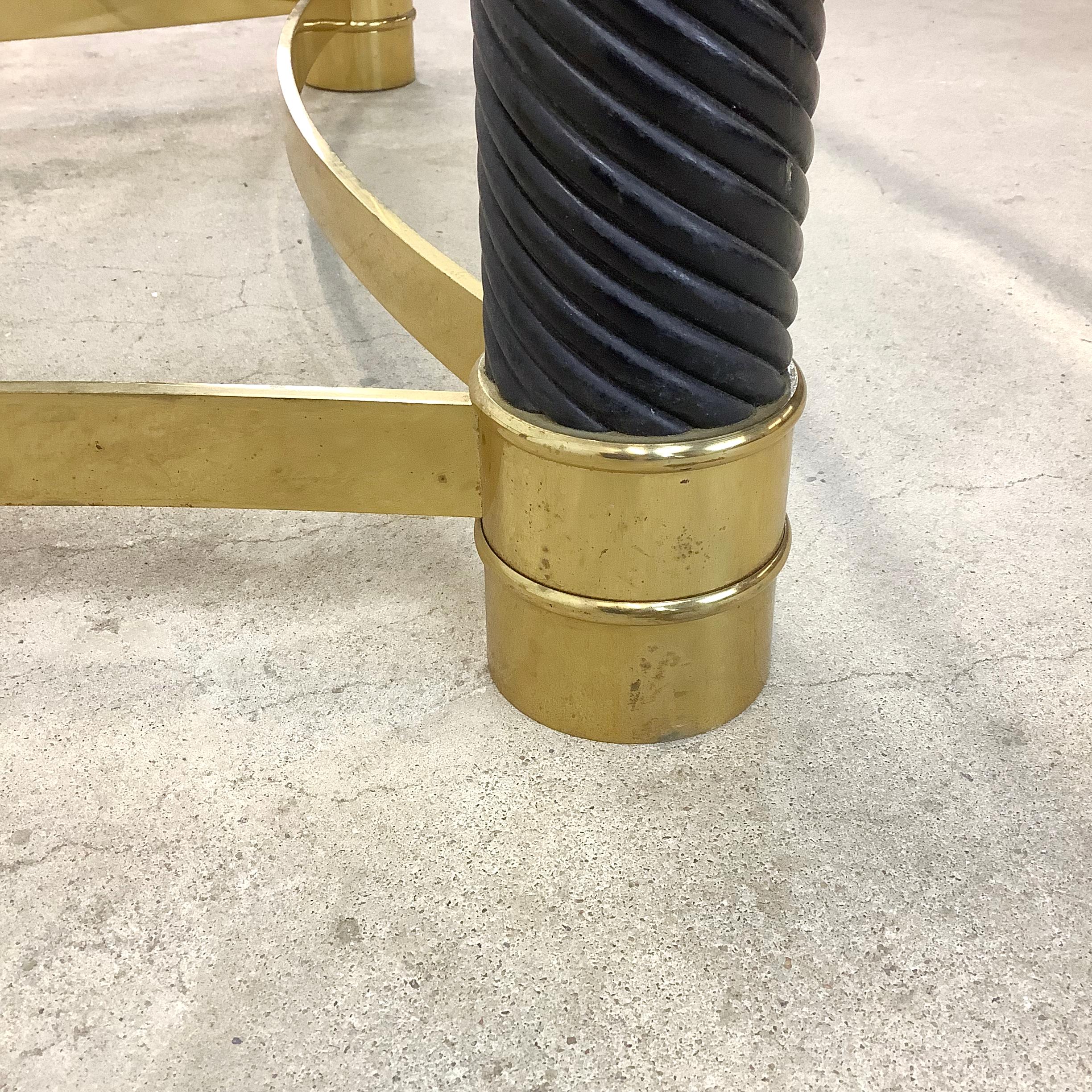 Cette table basse de style Tommaso Barbi, qui allie inspiration naturelle et matériaux opulents, est une véritable déclaration de design et d'artisanat. Son cadre élégamment incurvé de style Horn supporte un plateau en verre biseauté, le tout ancré
