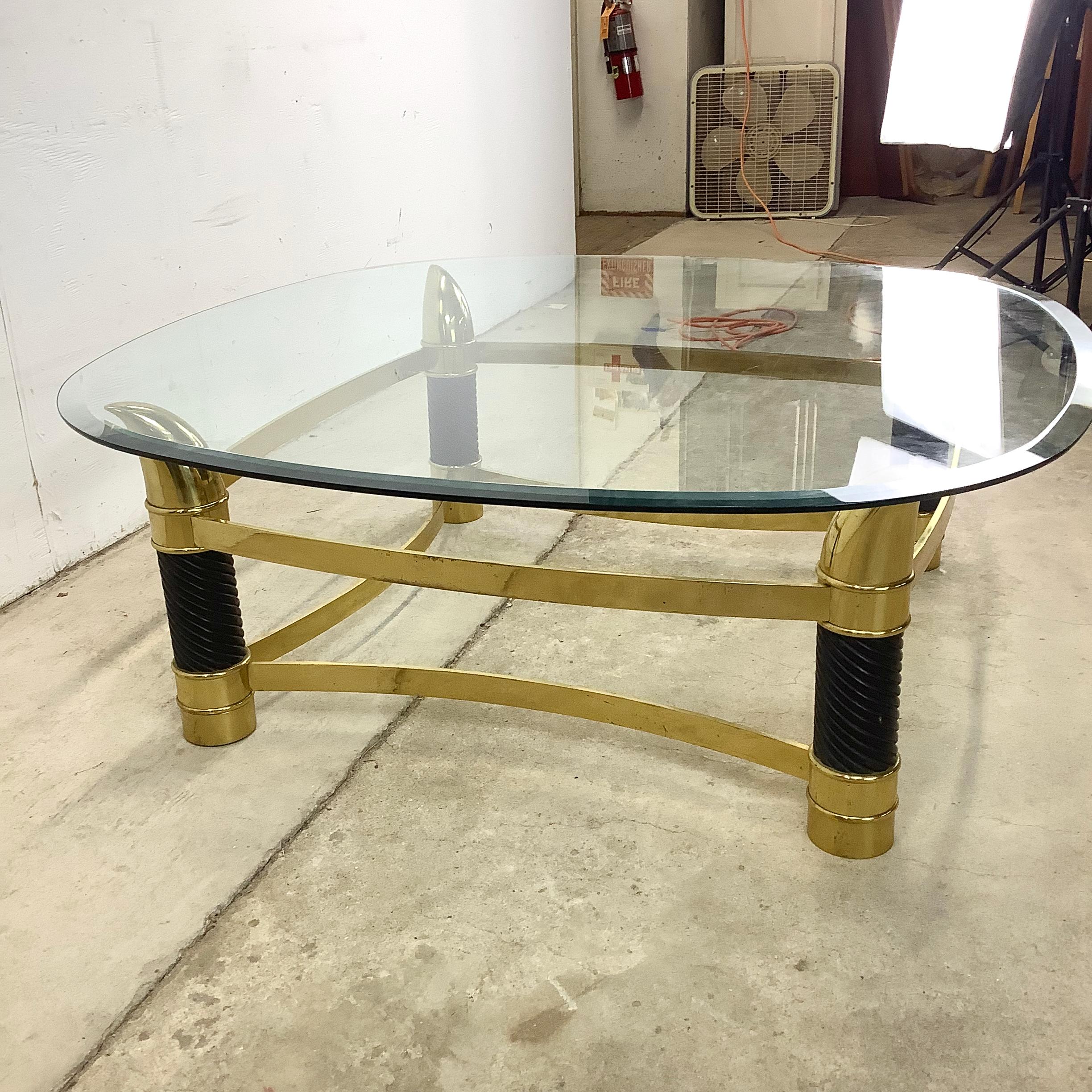Inconnu Table basse Vintage Regency avec base en laiton Horn en vente