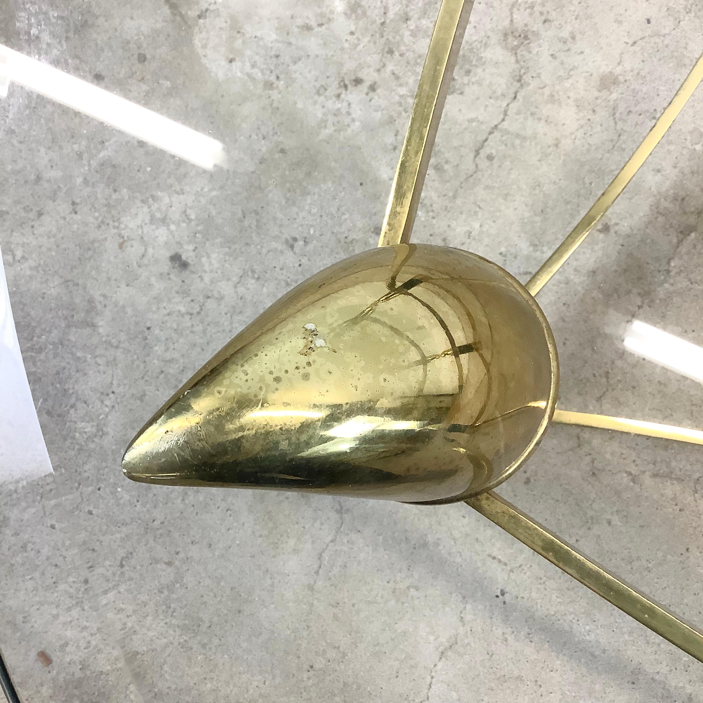 Table basse Vintage Regency avec base en laiton Horn Bon état - En vente à Trenton, NJ