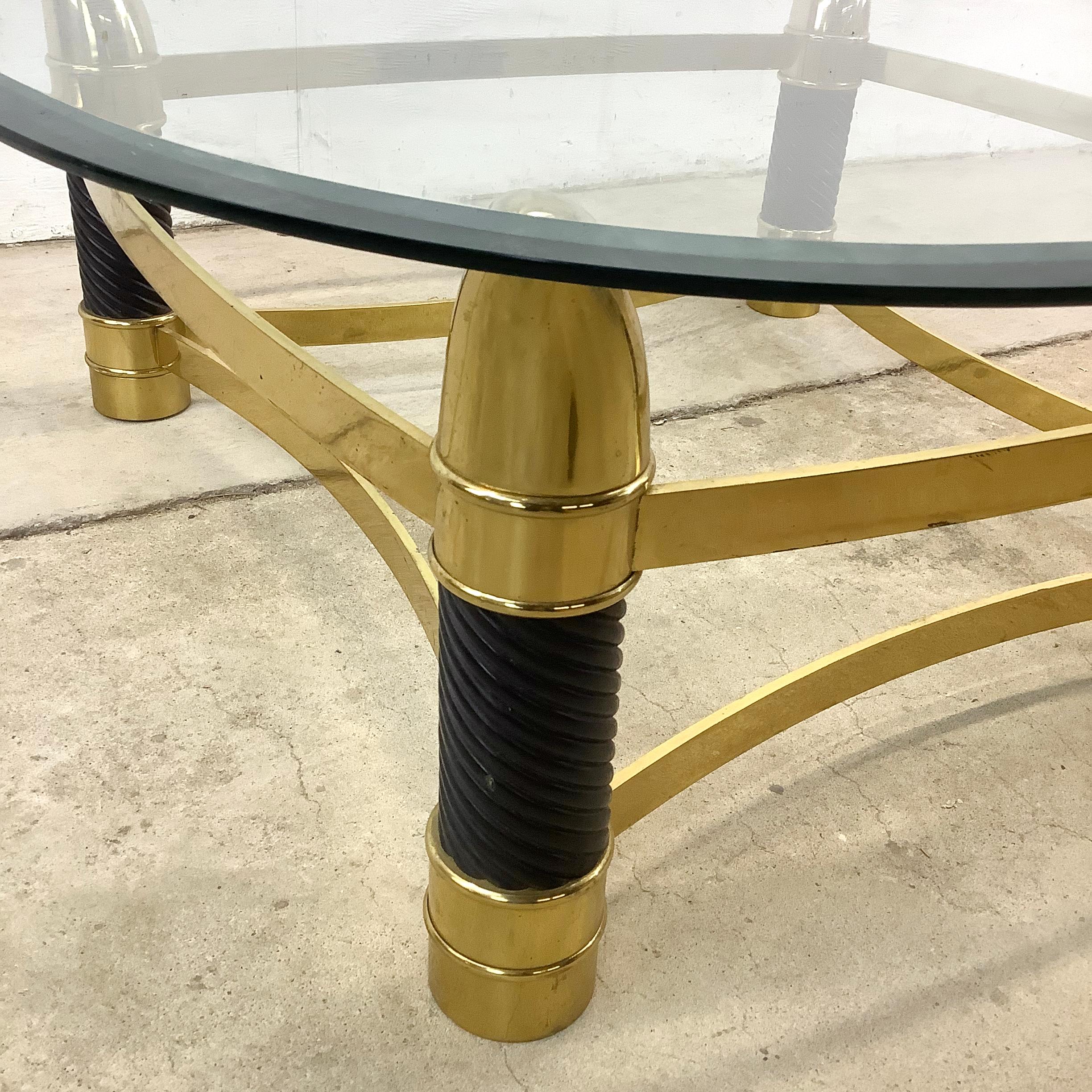 20ième siècle Table basse Vintage Regency avec base en laiton Horn en vente