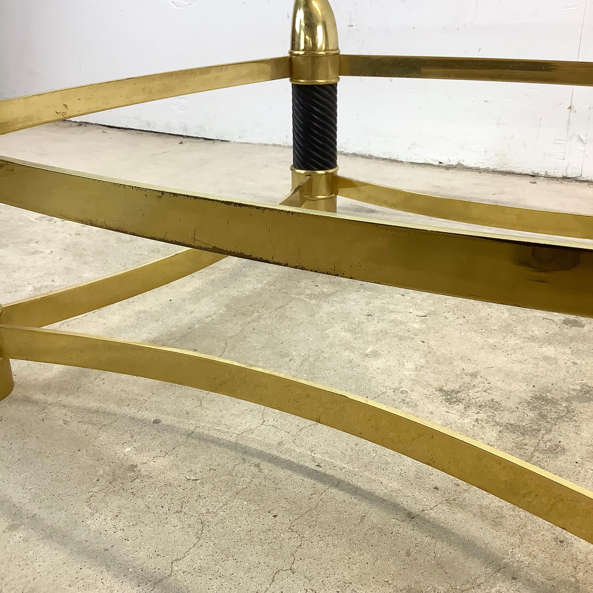 Table basse Vintage Regency avec base en laiton Horn en vente 1