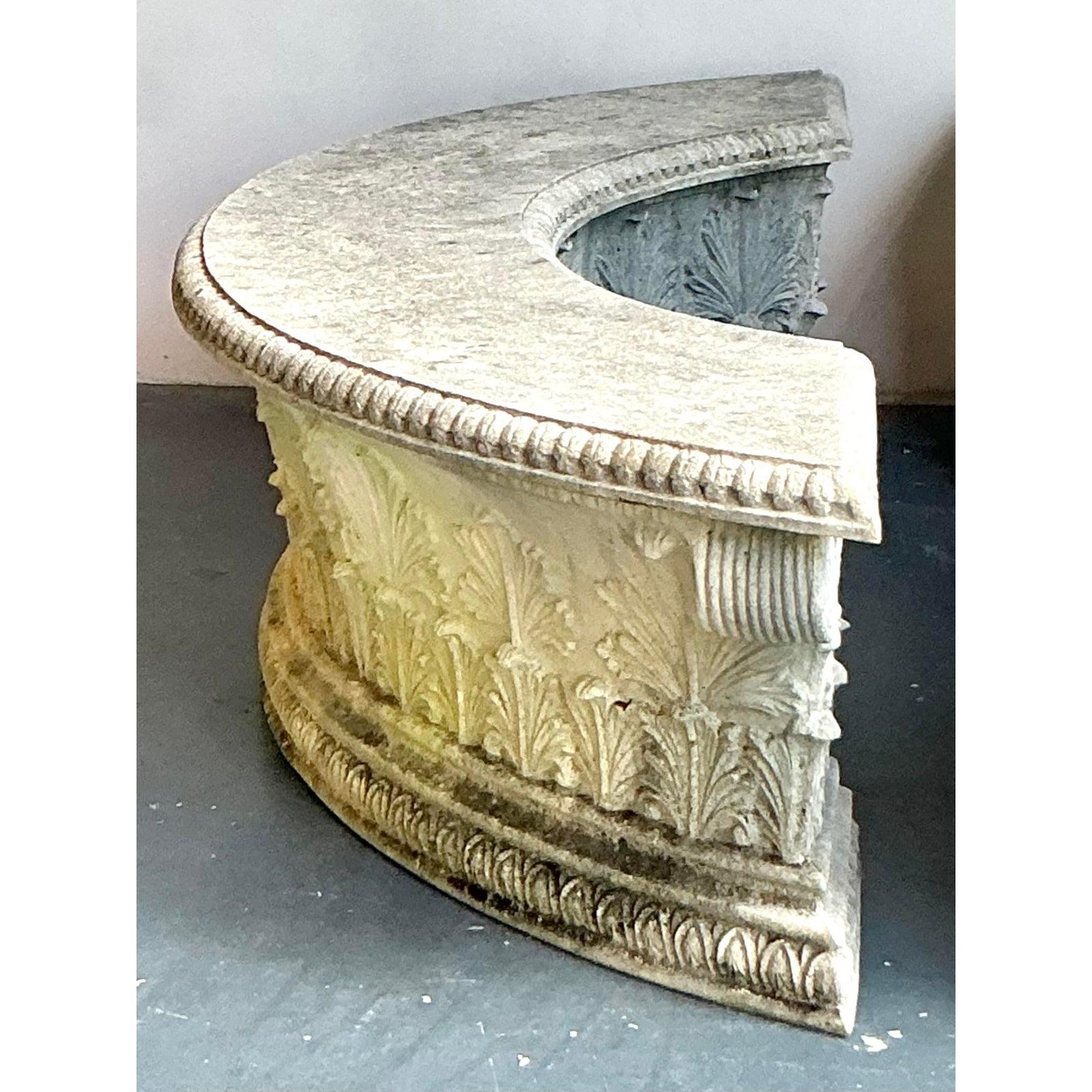 Verwandeln Sie Ihre Oase im Freien oder Ihren großen Innenraum mit diesem prächtigen Set aus zwei Gartenbänken im Vintage-Regency-Stil. Diese architektonischen Meisterwerke aus haltbarem, betonbeschichtetem Harz verkörpern klassische Eleganz mit