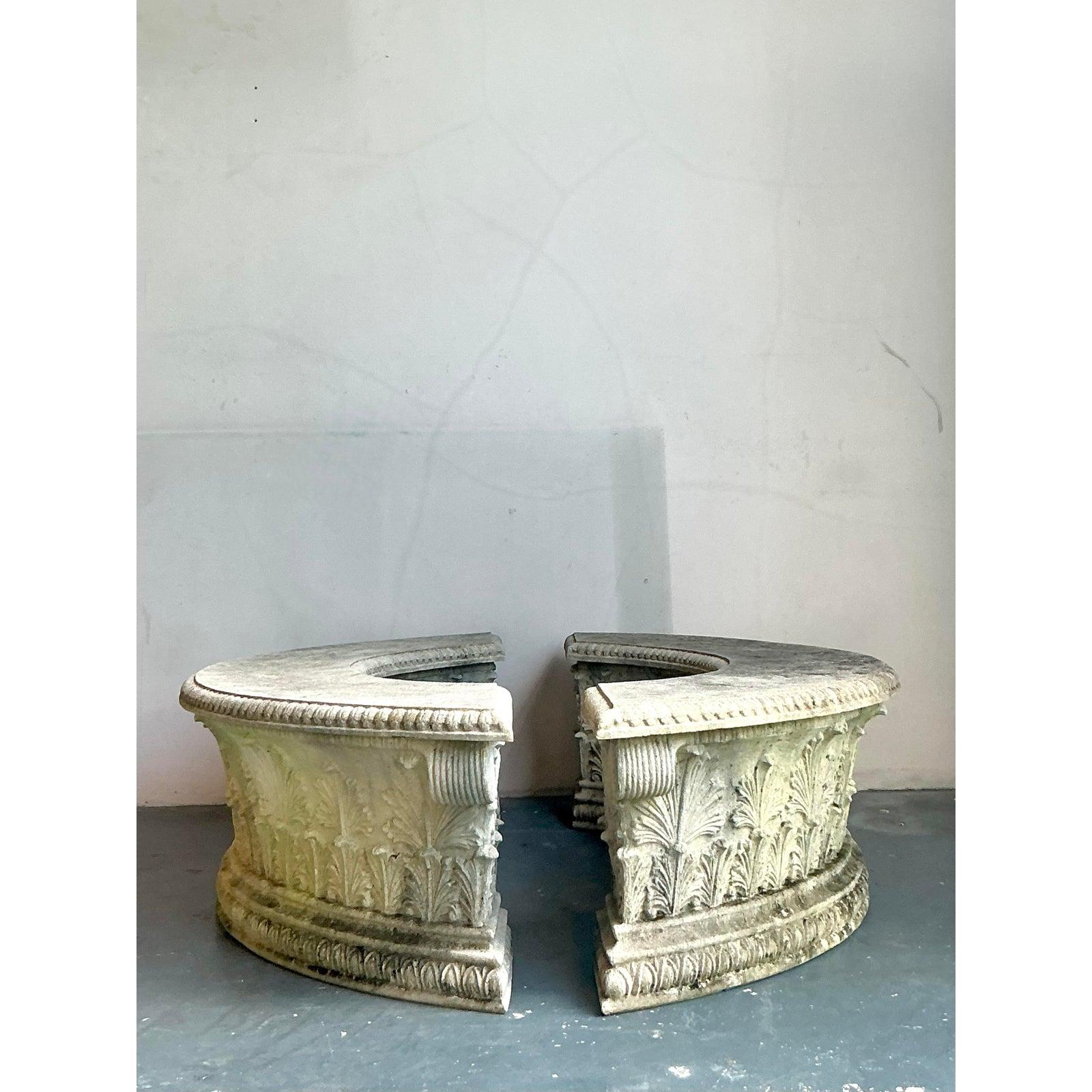 Vintage Regency Gartenbänke mit Betonbeschichtung aus Harz - 2er-Set (Neoklassisch) im Angebot