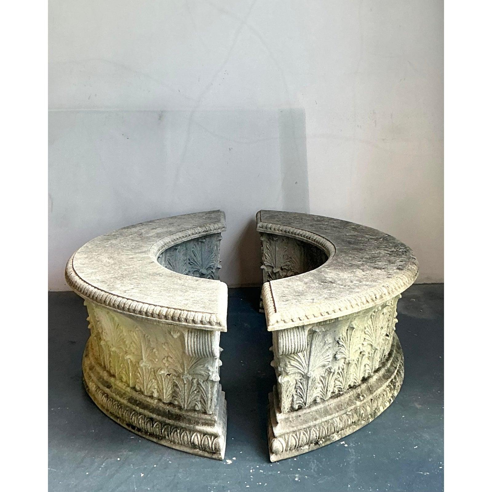Vintage Regency Gartenbänke mit Betonbeschichtung aus Harz - 2er-Set (amerikanisch) im Angebot