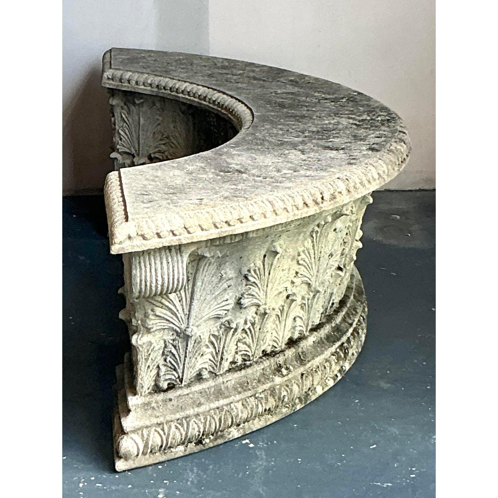Vintage Regency Gartenbänke mit Betonbeschichtung aus Harz - 2er-Set im Zustand „Gut“ im Angebot in West Palm Beach, FL