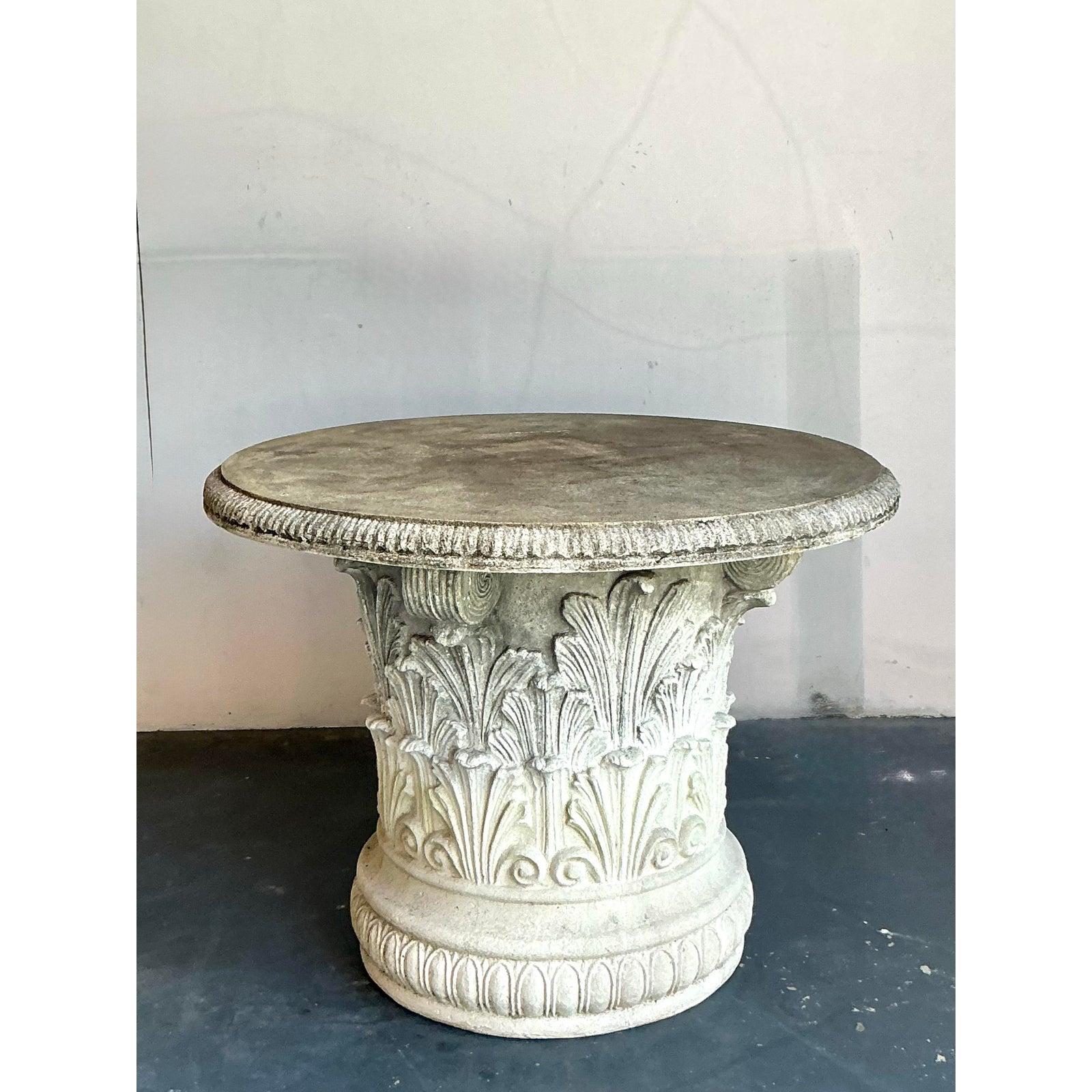 Cette table de jardin Vintage Regency en résine recouverte de béton attire l'attention par sa grandeur classique et témoigne d'une élégance intemporelle en plein air. Conçue pour imiter la beauté durable de la pierre usée par le temps, sa