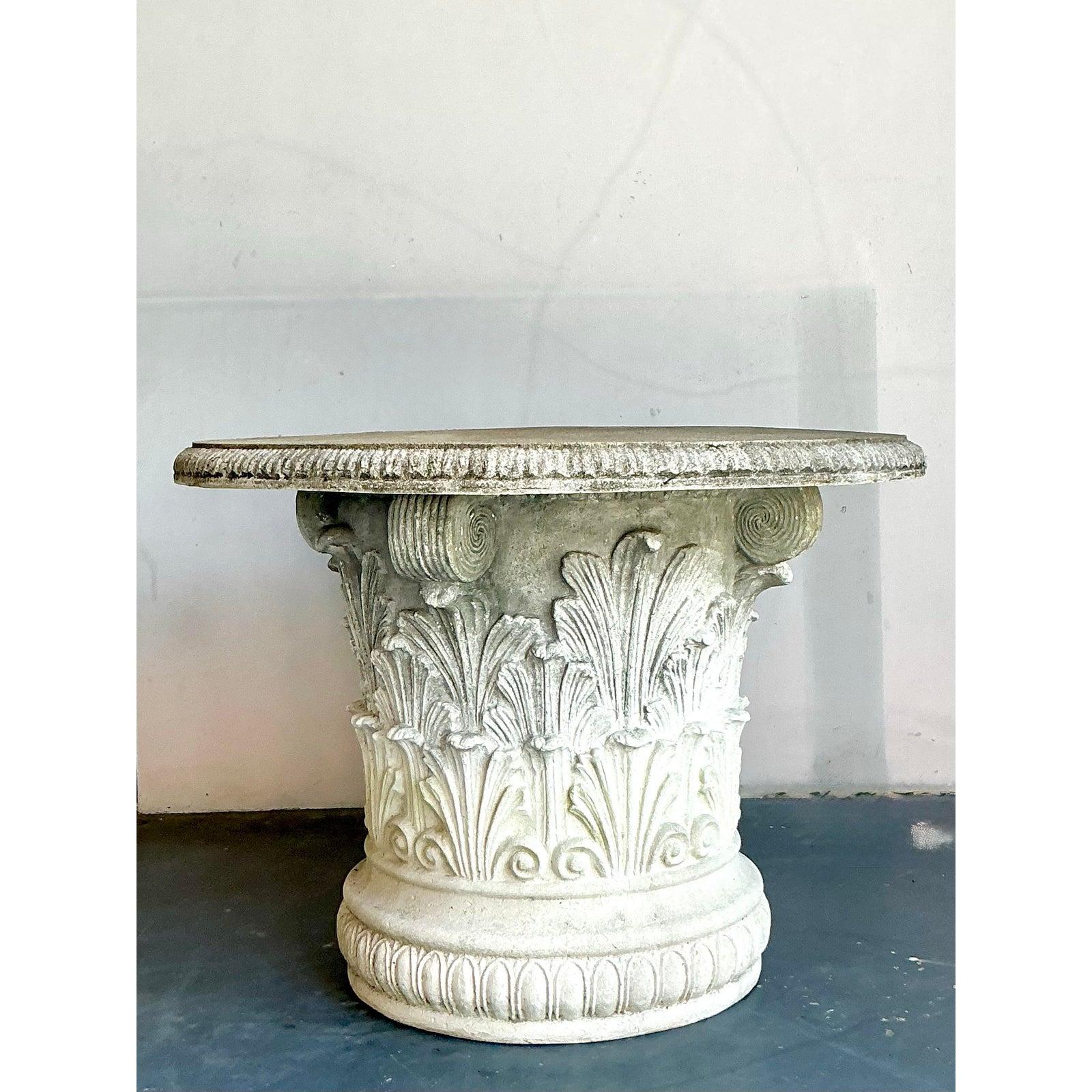 Néoclassique Table de jardin Vintage Regency en résine recouverte de béton en vente