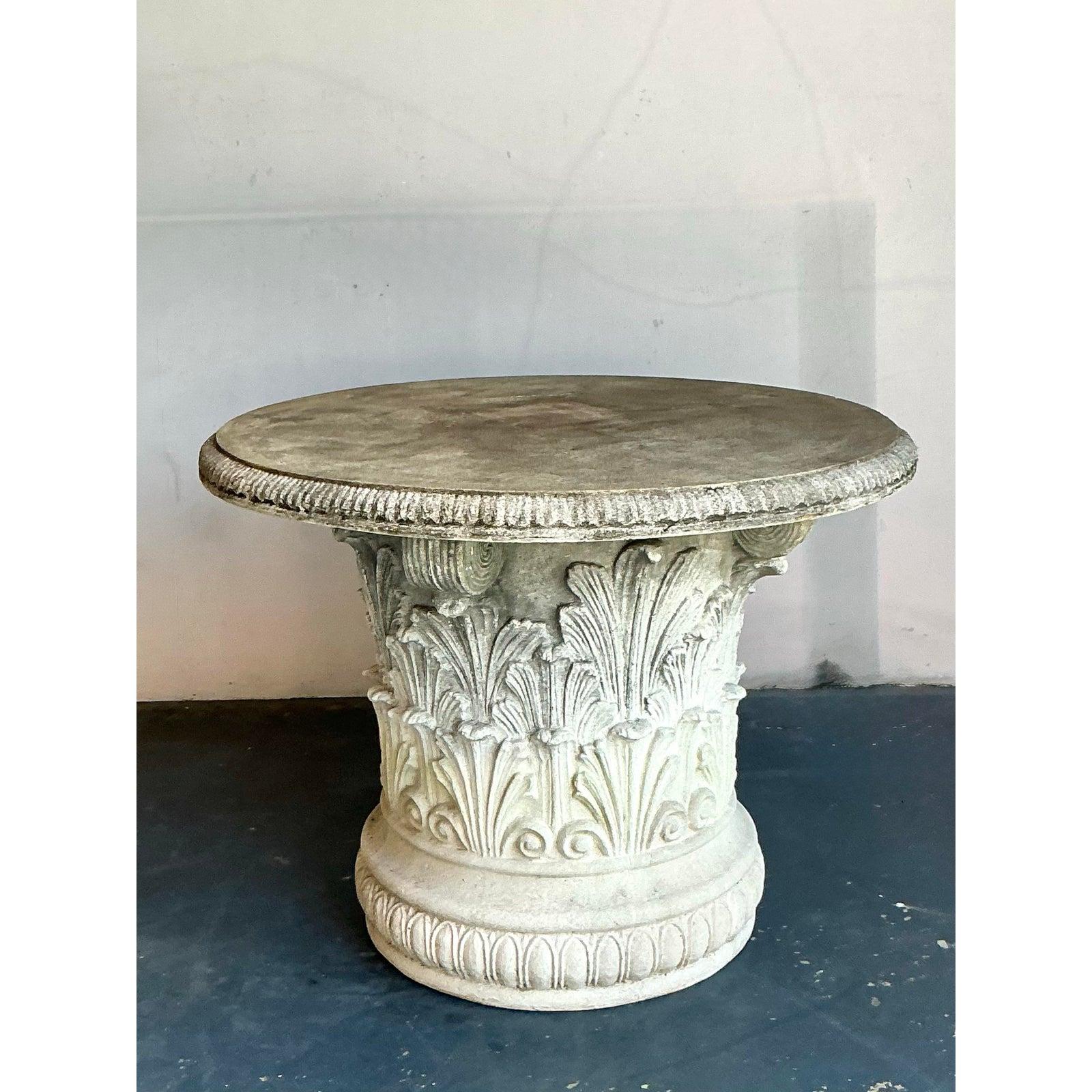 Américain Table de jardin Vintage Regency en résine recouverte de béton en vente