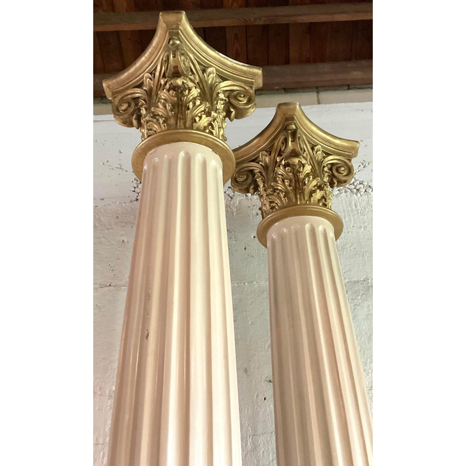 Vintage Regency korinthischen Fiberglas-Säulen - ein Paar (20. Jahrhundert) im Angebot