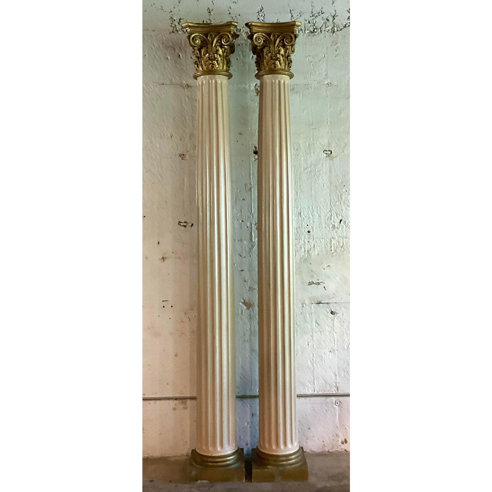 Vintage Regency korinthischen Fiberglas-Säulen - ein Paar (Glasfaser) im Angebot