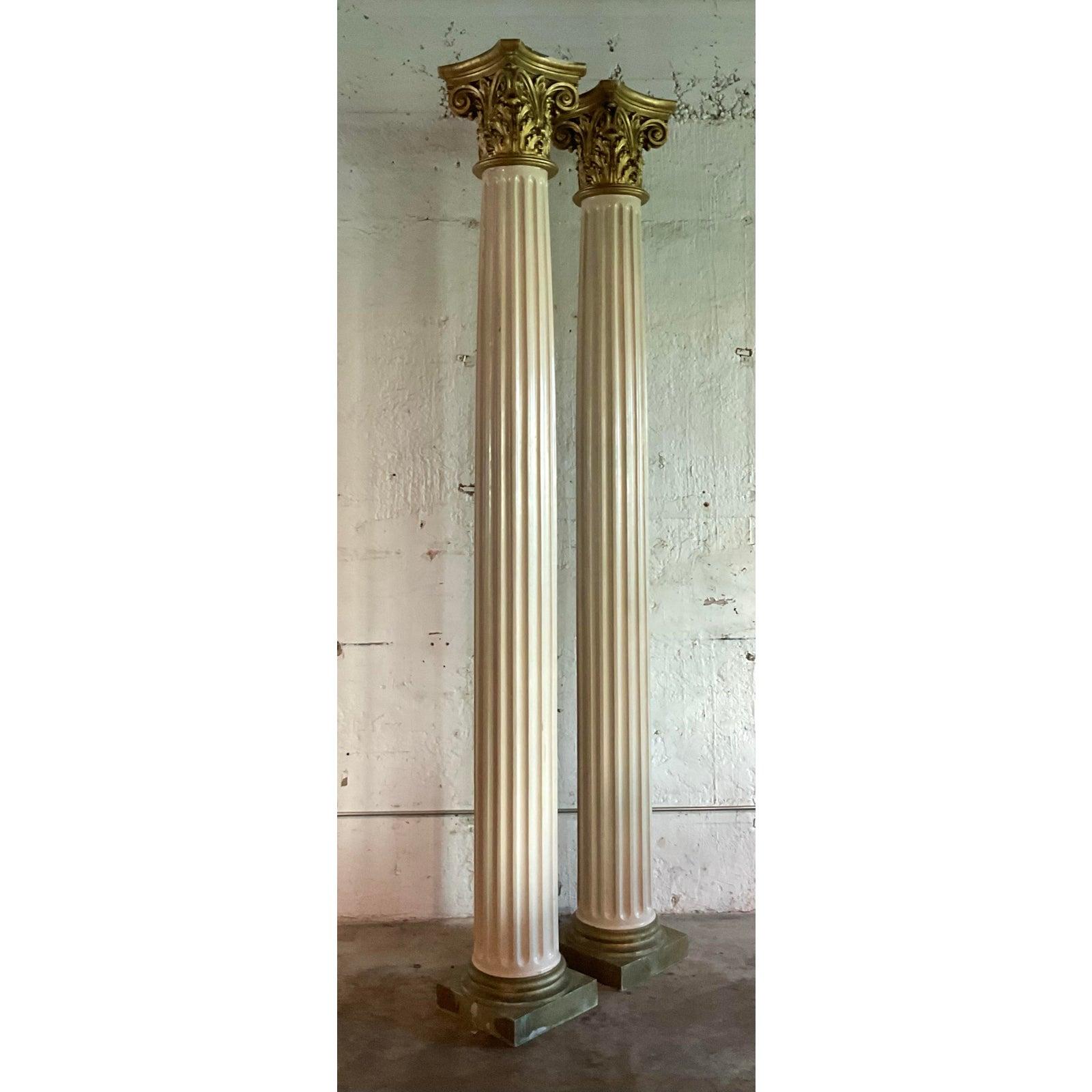 Vintage Regency korinthischen Fiberglas-Säulen - ein Paar im Angebot 1