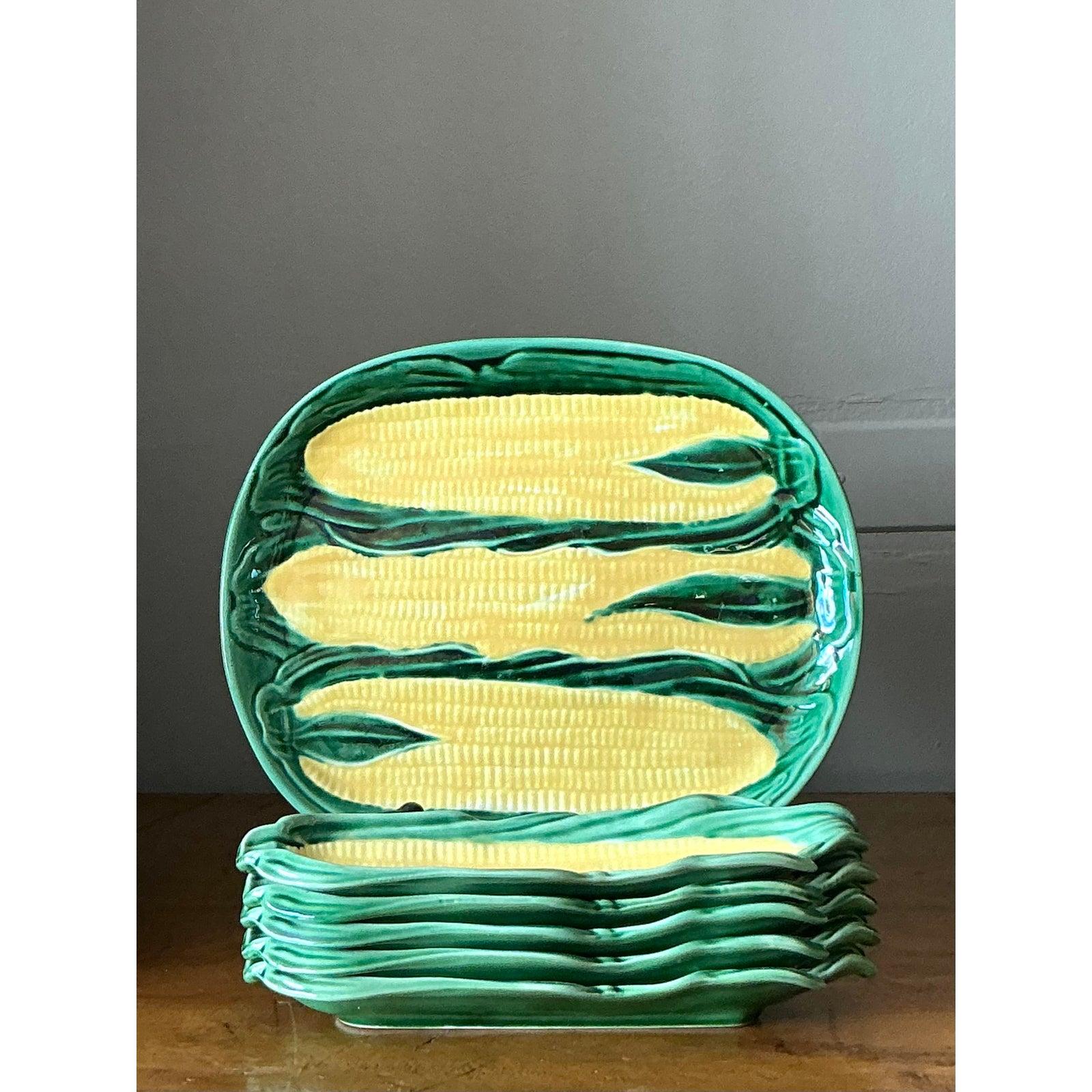Célébrez les repas d'été avec style grâce à ce ravissant service à maïs vintage en majolique. Cet ensemble de six pièces comprend un généreux plat central et cinq assiettes individuelles assorties, chacune ayant été fabriquée de main de maître pour
