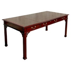 Regency Councill Furniture Schreibtisch mit Lederaufsatz und Laubsägearbeiten