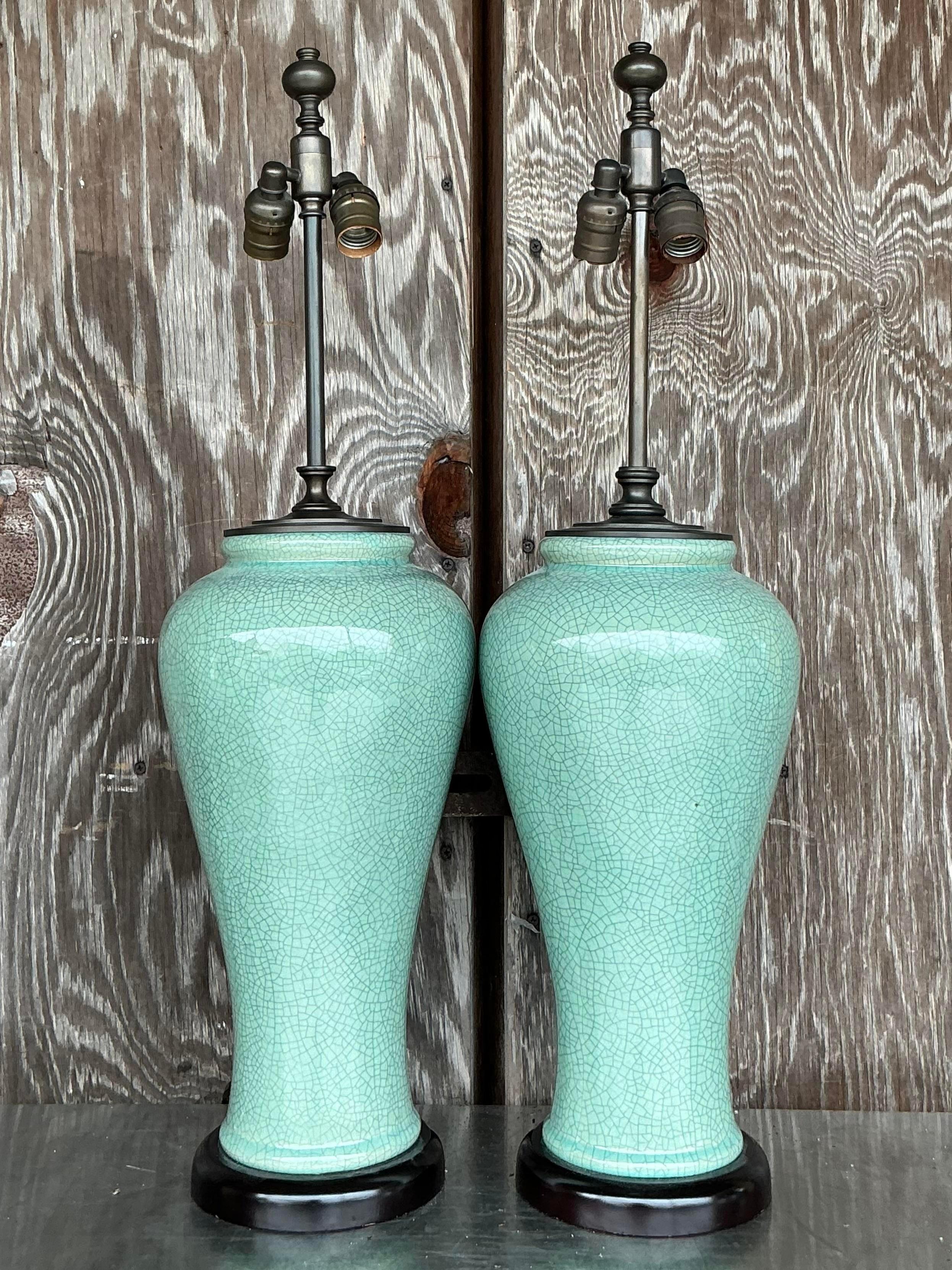 Illumina la tua casa con le nostre lampade Vintage Regency con smalto a crepe - Una coppia. Queste eleganti lampade sono caratterizzate da una distintiva finitura con smalto crepla, che fonde la raffinatezza Regency senza tempo con lo stile classico