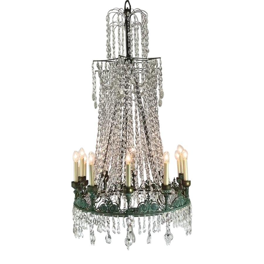 Eleva il tuo spazio abitativo con questo magnifico lampadario a corda in bronzo e cristallo Vintage Regency, una testimonianza del design opulento dei primi anni del XX secolo. Questo grandioso lampadario in stile Impero è caratterizzato da una