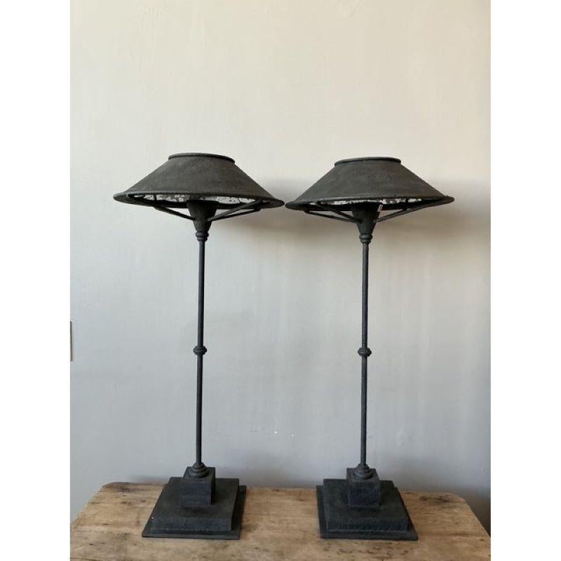 Dieses Paar schmiedeeiserner Vintage-Lampen von Currey and Company ist von beeindruckender skulpturaler Eleganz und verkörpert den zeitlosen Glamour des Hollywood-Regency-Stils. Die großartige, vasenähnliche Form ist meisterhaft gearbeitet, mit