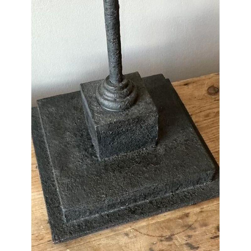 Vintage Regency Currey und Company Schmiedeeisen Manuskript Lampen - ein Paar (amerikanisch) im Angebot