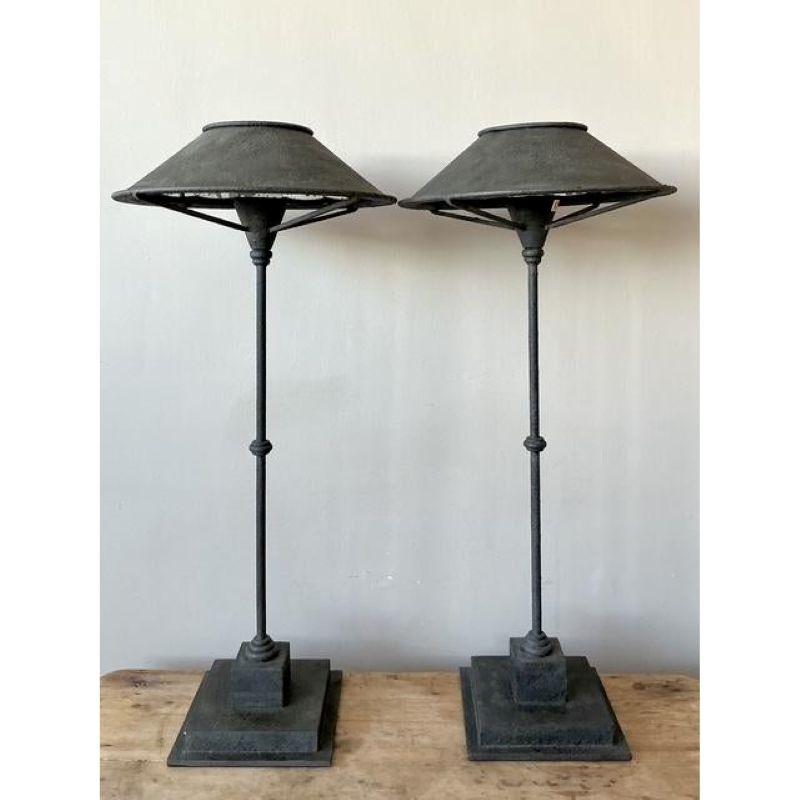 Vintage Regency Currey und Company Schmiedeeisen Manuskript Lampen - ein Paar im Zustand „Gut“ im Angebot in West Palm Beach, FL