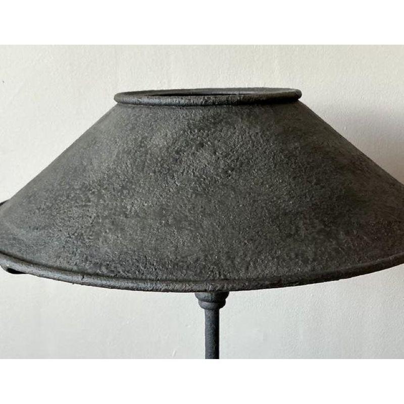 Vintage Regency Currey und Company Schmiedeeisen Manuskript Lampen - ein Paar (21. Jahrhundert und zeitgenössisch) im Angebot