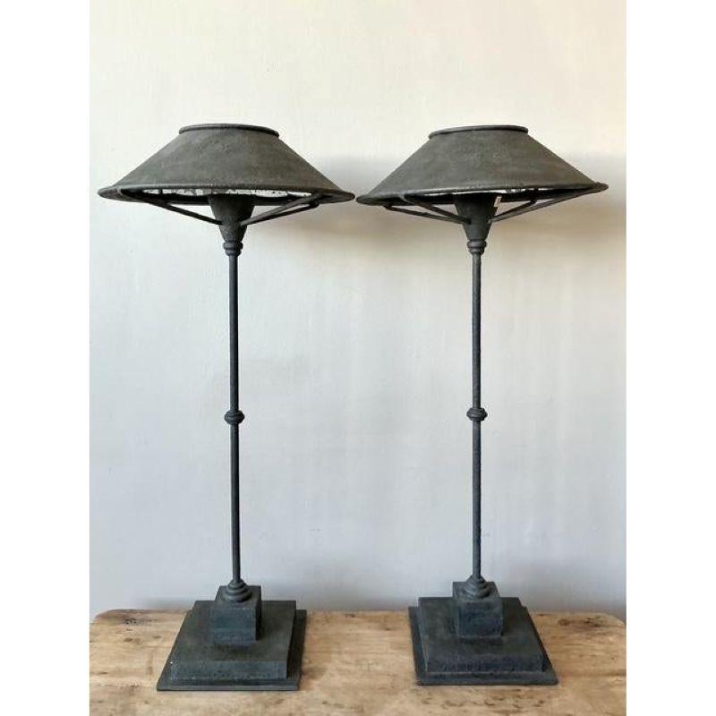 Vintage Regency Currey und Company Schmiedeeisen Manuskript Lampen - ein Paar (Spiegel) im Angebot