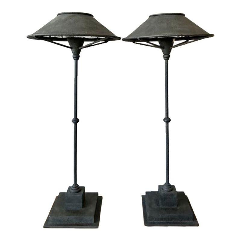 Vintage Regency Currey und Company Schmiedeeisen Manuskript Lampen - ein Paar im Angebot 1