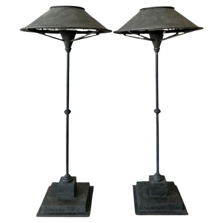 Vintage Regency Currey und Company Schmiedeeisen Manuskript Lampen - ein Paar im Angebot
