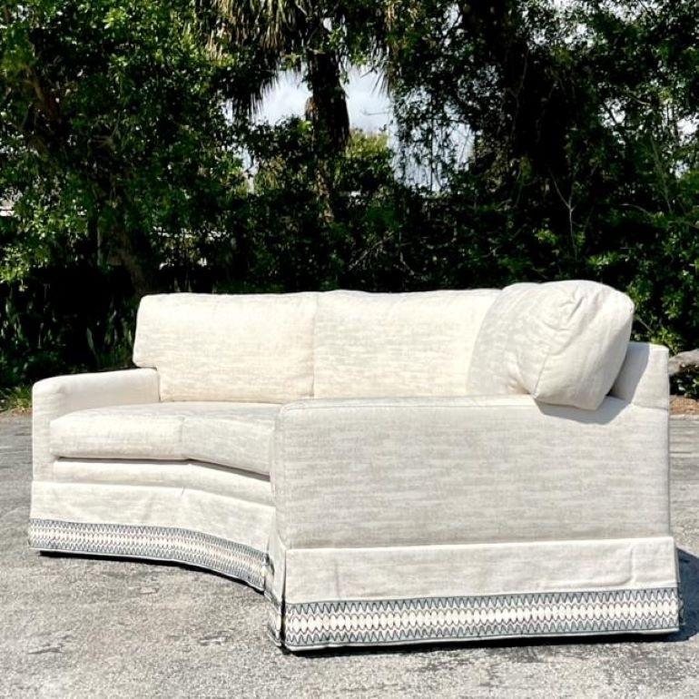 Eleva tu espacio vital con este sofá angular vintage Regency hecho a medida, un auténtico clásico americano. Elaborado con una meticulosa atención al detalle, combina un diseño atemporal con un confort moderno, añadiendo un toque de sofisticación a