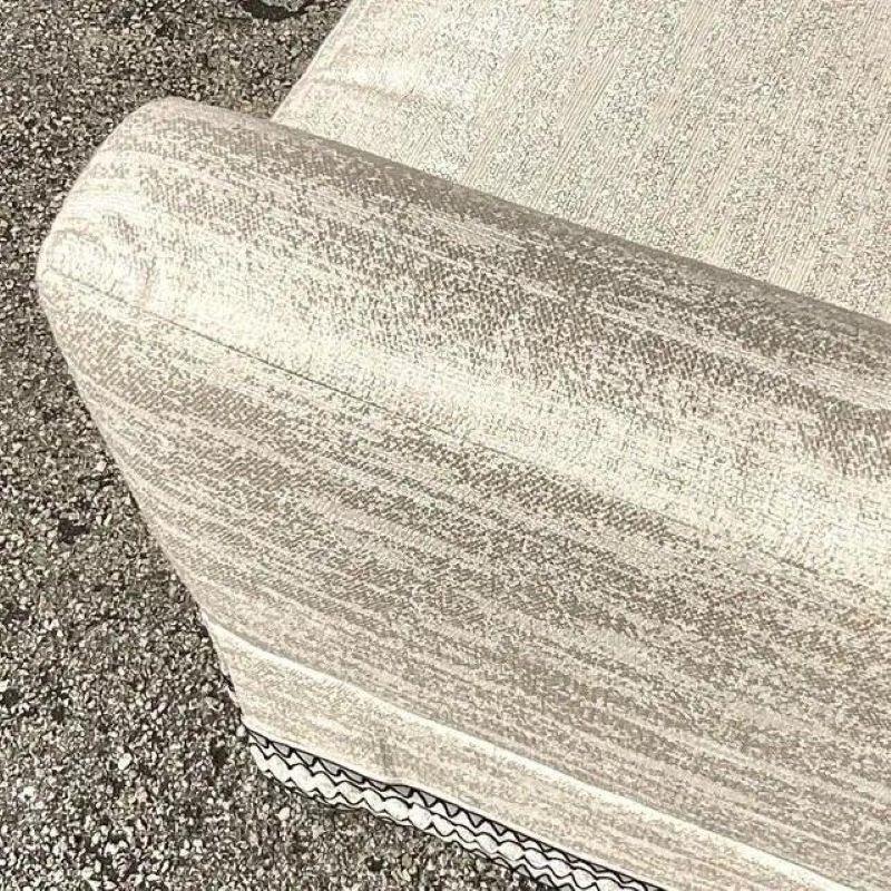 Eleva il tuo spazio abitativo con questo divano angolare vintage Regency personalizzato, un vero classico americano. Realizzato con una meticolosa attenzione ai dettagli, combina un design senza tempo con un comfort moderno, aggiungendo un tocco di